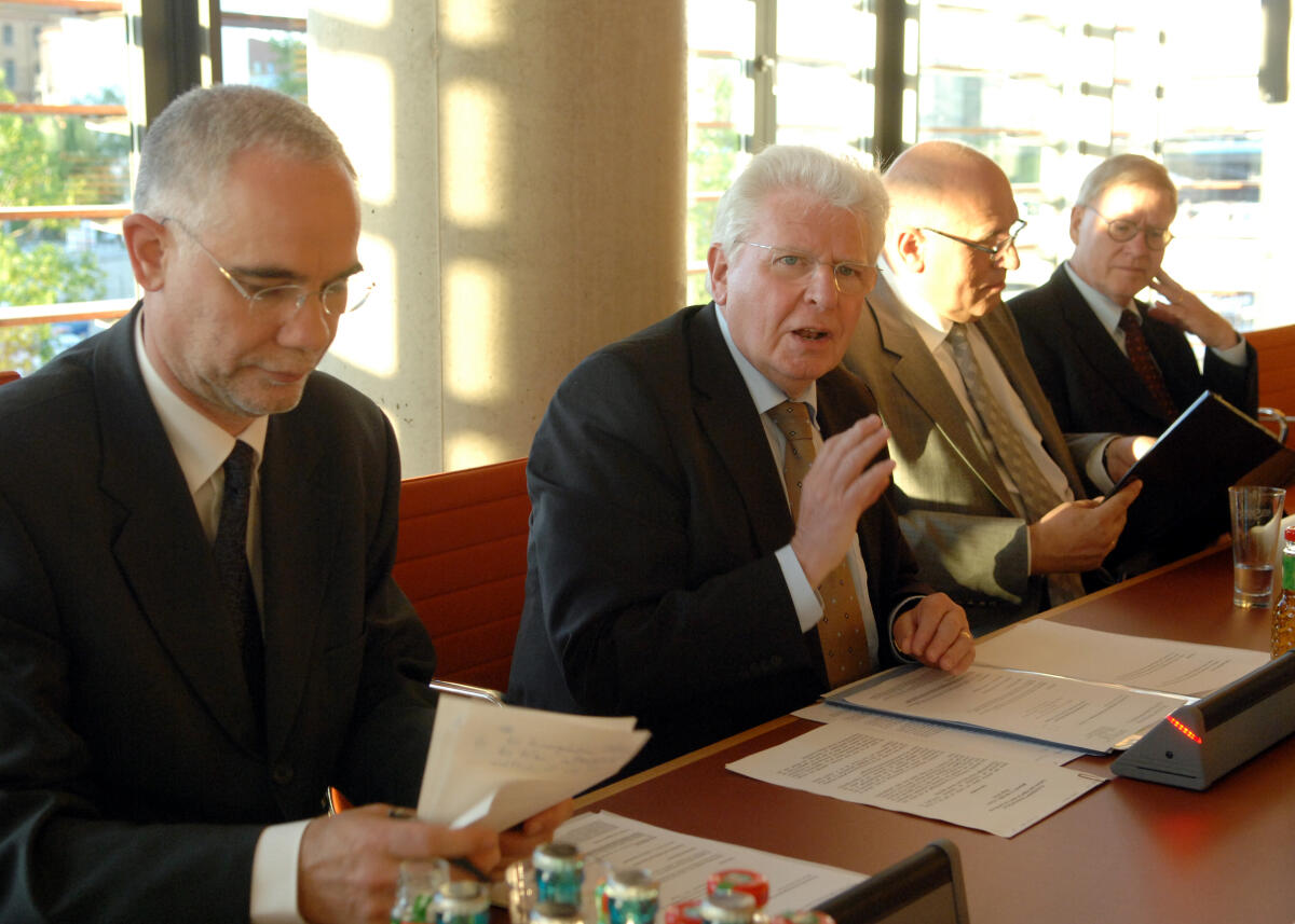 Hörster, Joachim Forum der Deutschen Vereinigung für Parlamentsfragen e.V. zum Thema: "Parlamentarismus in Ungarn und Lettland 20 Jahre nach der Wende am Mittwoch, 13. Mai 2009.; V.li.: Zoltan Balog (Ungarn), Prof. Dr. Dr. Heinrich Oberreuter, Dr. Martins Virsis (Lettland), Joachim Hörster.; Hörster, Sicherung des Parlamentarismus in Ungarn und Lettland, Deutsche Vereinigung für Parlamentsfragen e.V.