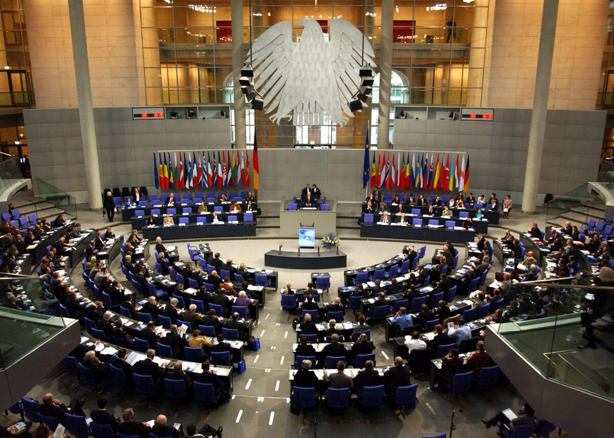  Am 6. und 7. Februar 2007 trifft sich im Berliner Reichstagsgebäude die Versammlung der WEU (Westeuropäische Union) / Interparlamentarische Europäische Versammlung für Sicherheit und Verteidigung, um über die Zukunft der Europäischen Sicherheits- und Verteidigungspolitik (ESVP) zu beraten.; Blick ins Plenum