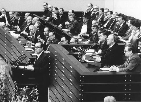 Mitterrand, Francois; Stücklen, Richard; Rawe, Wilhelm; Dollinger, Werner; Geißler, Heiner; Wörner, Manfred; Blüm, Norbert; Barzel, Rainer; Lambsdorff, Otto Graf; Stoltenberg, Gerhard; Engelhard, Hans; Zimmermann, Friedrich; Genscher, Hans-Dietrich; Kohl, Helmut 