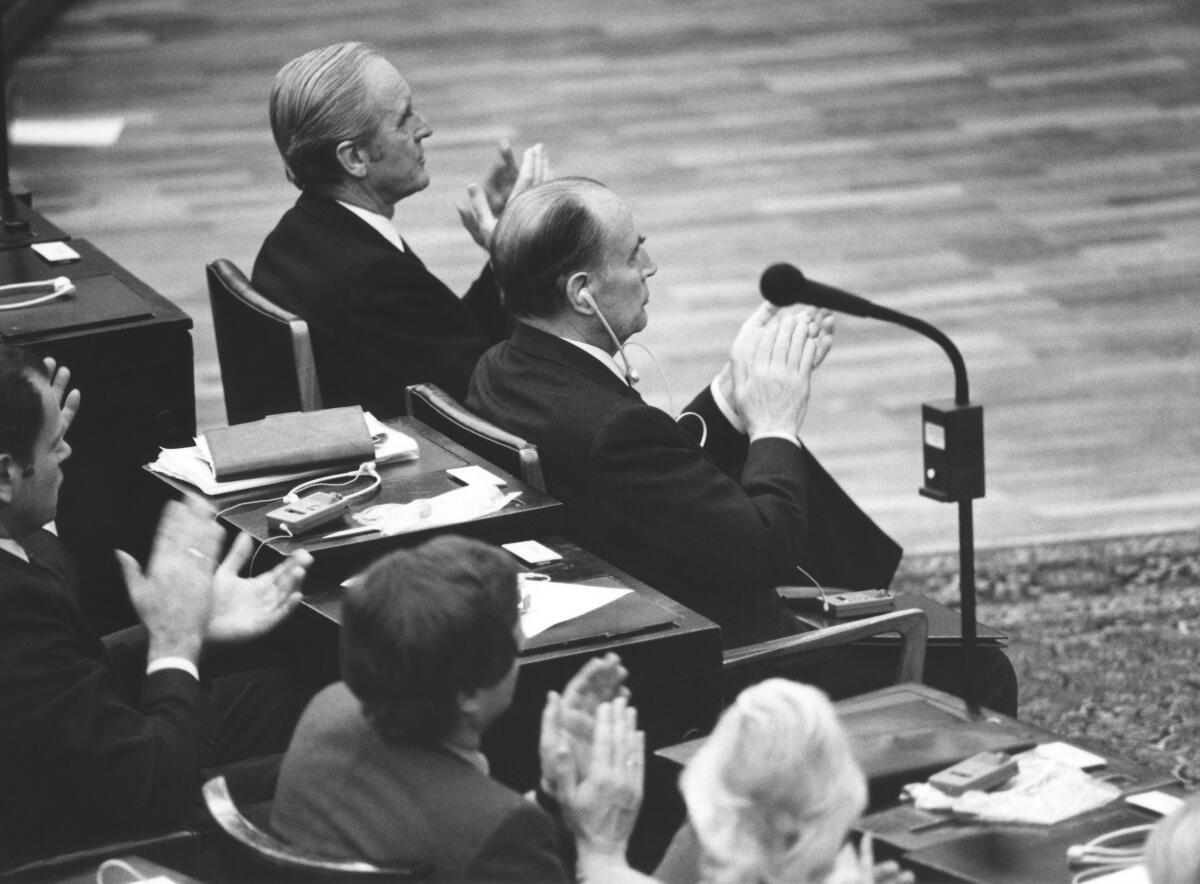 Der Präsident der französischen Republik, Francois Mitterrand, besucht den Deutschen Bundestag aus Anlaß des 20. Jahrestages der Unterzeichnung des Vertrags über die deutsch-französische Zusammenarbeit.; Der Bundespräsident Karl Carstens, CDU (links), und der Staatspräsident Francois Mitterrand (rechts), spenden Beifall während einer Rede.; Applaus, applaudieren Mitterrand, Francois; Carstens, Karl Der Präsident der französischen Republik, Francois Mitterrand, besucht den Deutschen Bundestag aus Anlaß des 20. Jahrestages der Unterzeichnung des Vertrags über die deutsch-französische Zusammenarbeit.; Der Bundespräsident Karl Carstens, CDU (links), und der Staatspräsident Francois Mitterrand (rechts), spenden Beifall während einer Rede.; Applaus, applaudieren