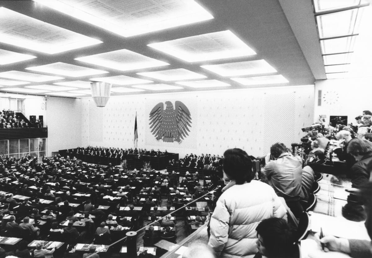 Der Präsident der französischen Republik, Francois Mitterrand, besucht den Deutschen Bundestag aus Anlaß des 20. Jahrestages der Unterzeichnung des Vertrags über die deutsch-französische Zusammenarbeit.; Ein Blick in den Plenarsaal des Deutschen Bundestages von der Pressetribüne während der Rede des französischen Präsidenten.; Bundestagsabgeordnete, Abgeordnete, Tribüne, Presse, Medien Der Präsident der französischen Republik, Francois Mitterrand, besucht den Deutschen Bundestag aus Anlaß des 20. Jahrestages der Unterzeichnung des Vertrags über die deutsch-französische Zusammenarbeit.; Ein Blick in den Plenarsaal des Deutschen Bundestages von der Pressetribüne während der Rede des französischen Präsidenten.; Bundestagsabgeordnete, Abgeordnete, Tribüne, Presse, Medien