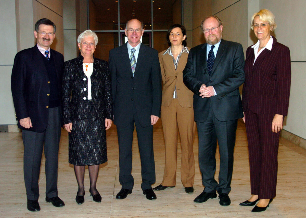 Thierse, Wolfgang; Göring-Eckardt, Katrin; Lammert, Norbert; Kastner, Susanne; Hasselfeldt, Gerda; Solms, Hermann Otto Das Präsidium des Deutschen Bundestages, v.li. Bundestagsvizepräsident Dr. Hermann Otto Solms, FDP, Bundestagsvizepräsidentin Gerda Hasselfeldt, CDU/CSU, Bundestagspräsident Dr. Norbert Lammert, CDU/CSU, Bundestagsvizepräsidentin Katrin Göring-Eckardt, Bündnis 90/Die Grünen, Bundestagsvizepräsident Dr. h. c. Wolfgang Thierse, SPD, und Bundestagsvizepräsidentin Dr. h. c. Susanne Kastner, SPD.; Gruppenfoto, Gruppenbild