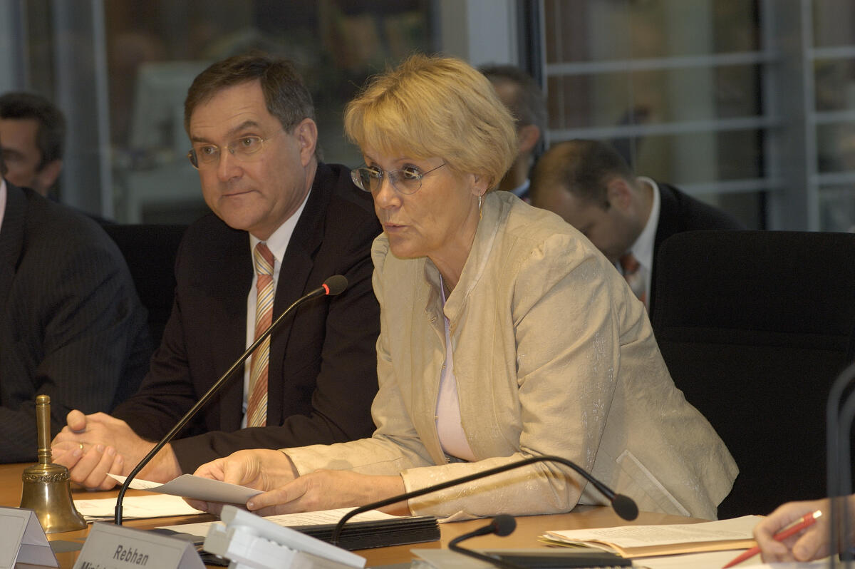 Kastner, Susanne; Jung, Franz Josef Konstituierung des Verteidigungsausschuss; Bundestagsvizepräsident Dr. h. c. Susanne Kastner, SPD,  Bundesminister der Verteidigung, Dr. Franz Josef Jung, CDU/CSU