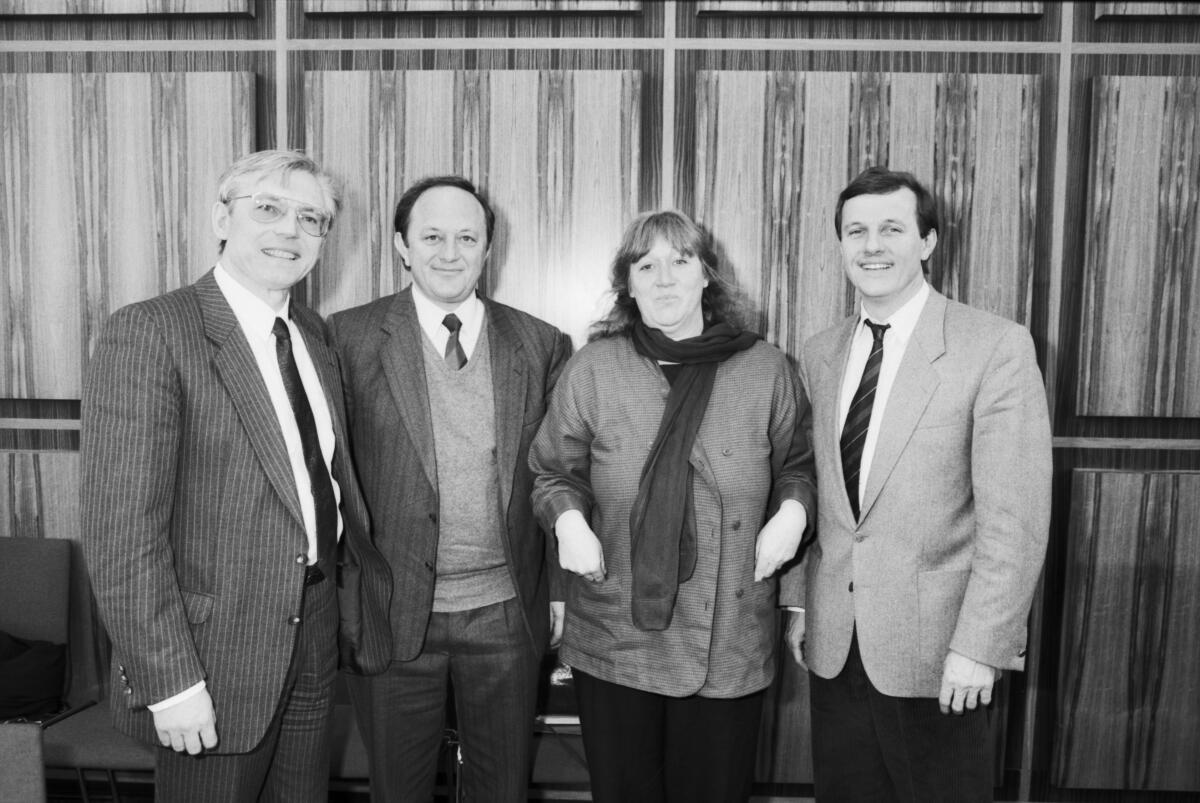 Werner, Herbert; Eimer, Norbert; Schoppe, Waltraud; Schmidt, Wilhelm Die Kommission zur Wahrnehmung der Belange der Kinder (Kinderkommission, KiKo) ist im Jahre 1988 als Unterausschuss des Ausschusses für Familie, Senioren, Frauen und Jugend, gegründet worden. Sie versteht sich als Interessenvertretung für Kinder und Jugendliche.; Die ersten Mitglieder der Kinderkommission sind die Abgeordneten (v.l.n.r.): Herbert Werner, CDU/CSU, Norbert Eimer, FDP, Waltraud Schoppe, Die Grünen, und Wilhelm Schmidt, SPD.; Kinderbeauftragte, Kinderbeauftragter