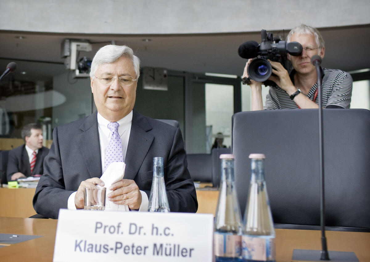 Klaus Peter Müller, ehemaliger Präsident des Bundesverbands deutscher Banken als 1. Zeuge vor dem 2. Untersuchungsausschuss zur Finanzkrise und dem Beinahekollaps der Hypo Real Estate (HRE) Müller, Klaus Peter Klaus Peter Müller, ehemaliger Präsident des Bundesverbands deutscher Banken als 1. Zeuge vor dem 2. Untersuchungsausschuss zur Finanzkrise und dem Beinahekollaps der Hypo Real Estate (HRE)