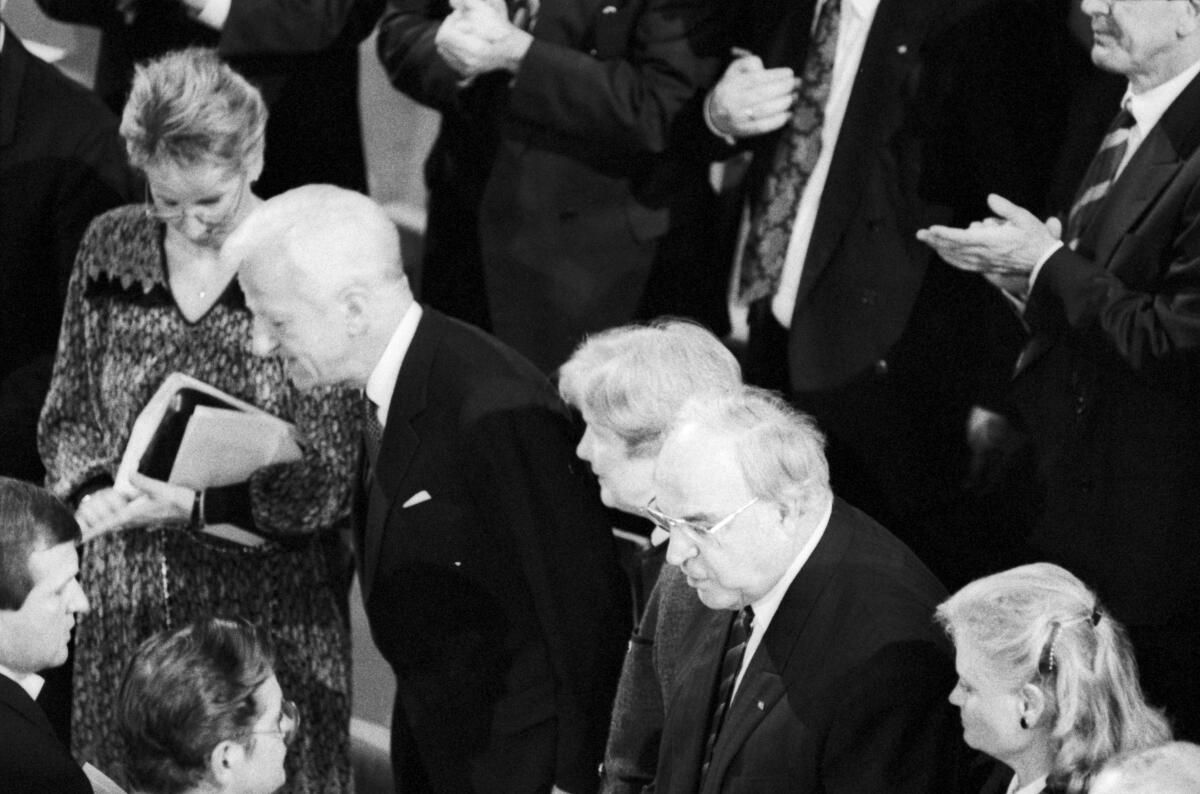 Im Rahmen der Feierlichkeiten zur Deutschen Einheit findet am 3. Oktober 1990 in der Philharmonie in Berlin ein Staatsakt auf Anordnung des Bundespräsidenten Richard von Weizsäcker statt.; Hier v.l.n.r.: Präsidentin der ehemaligen DDR-Volkskammer Dr. Sabine Bergmann-Pohl, Bundespräsident Dr. Richard von Weizsäcker, CDU, Frau des Bundespräsidenten Marianne von Weizsäcker, Bundeskanzler Helmut Kohl, CDU/CSU, MdB, und Frau des Bundeskanzlers Hannelore Kohl.; Staatsakt, Feier Weizsäcker, Richard von; Kohl, Helmut; Kohl, Hannelore; Bergmann-Pohl, Sabine; Weizsäcker, Marianne von Im Rahmen der Feierlichkeiten zur Deutschen Einheit findet am 3. Oktober 1990 in der Philharmonie in Berlin ein Staatsakt auf Anordnung des Bundespräsidenten Richard von Weizsäcker statt.; Hier v.l.n.r.: Präsidentin der ehemaligen DDR-Volkskammer Dr. Sabine Bergmann-Pohl, Bundespräsident Dr. Richard von Weizsäcker, CDU, Frau des Bundespräsidenten Marianne von Weizsäcker, Bundeskanzler Helmut Kohl, CDU/CSU, MdB, und Frau des Bundeskanzlers Hannelore Kohl.; Staatsakt, Feier
