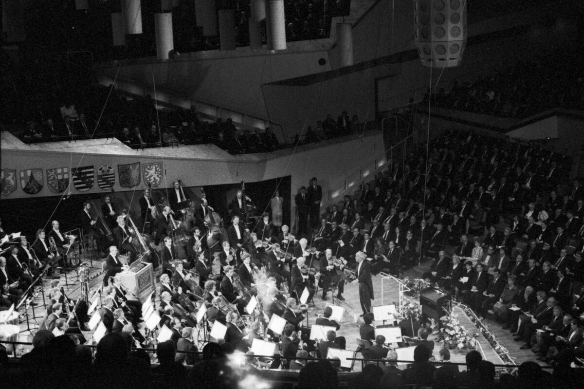 Im Rahmen der Feierlichkeiten zur Deutschen Einheit findet am 3. Oktober 1990 in der Philharmonie in Berlin ein Staatsakt auf Anordnung des Bundespräsidenten Richard von Weizsäcker statt.; Blick in den Saal.; Staatsakt, Feier, Konzert, Philharmoniker Im Rahmen der Feierlichkeiten zur Deutschen Einheit findet am 3. Oktober 1990 in der Philharmonie in Berlin ein Staatsakt auf Anordnung des Bundespräsidenten Richard von Weizsäcker statt.; Blick in den Saal.; Staatsakt, Feier, Konzert, Philharmoniker