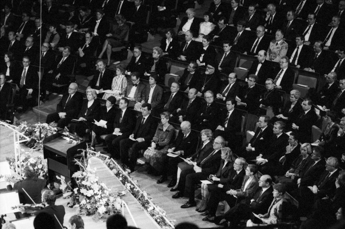 Im Rahmen der Feierlichkeiten zur Deutschen Einheit findet am 3. Oktober 1990 in der Philharmonie in Berlin ein Staatsakt auf Anordnung des Bundespräsidenten Richard von Weizsäcker statt.; Blick auf die Gäste.; Staatsakt, Feier Im Rahmen der Feierlichkeiten zur Deutschen Einheit findet am 3. Oktober 1990 in der Philharmonie in Berlin ein Staatsakt auf Anordnung des Bundespräsidenten Richard von Weizsäcker statt.; Blick auf die Gäste.; Staatsakt, Feier