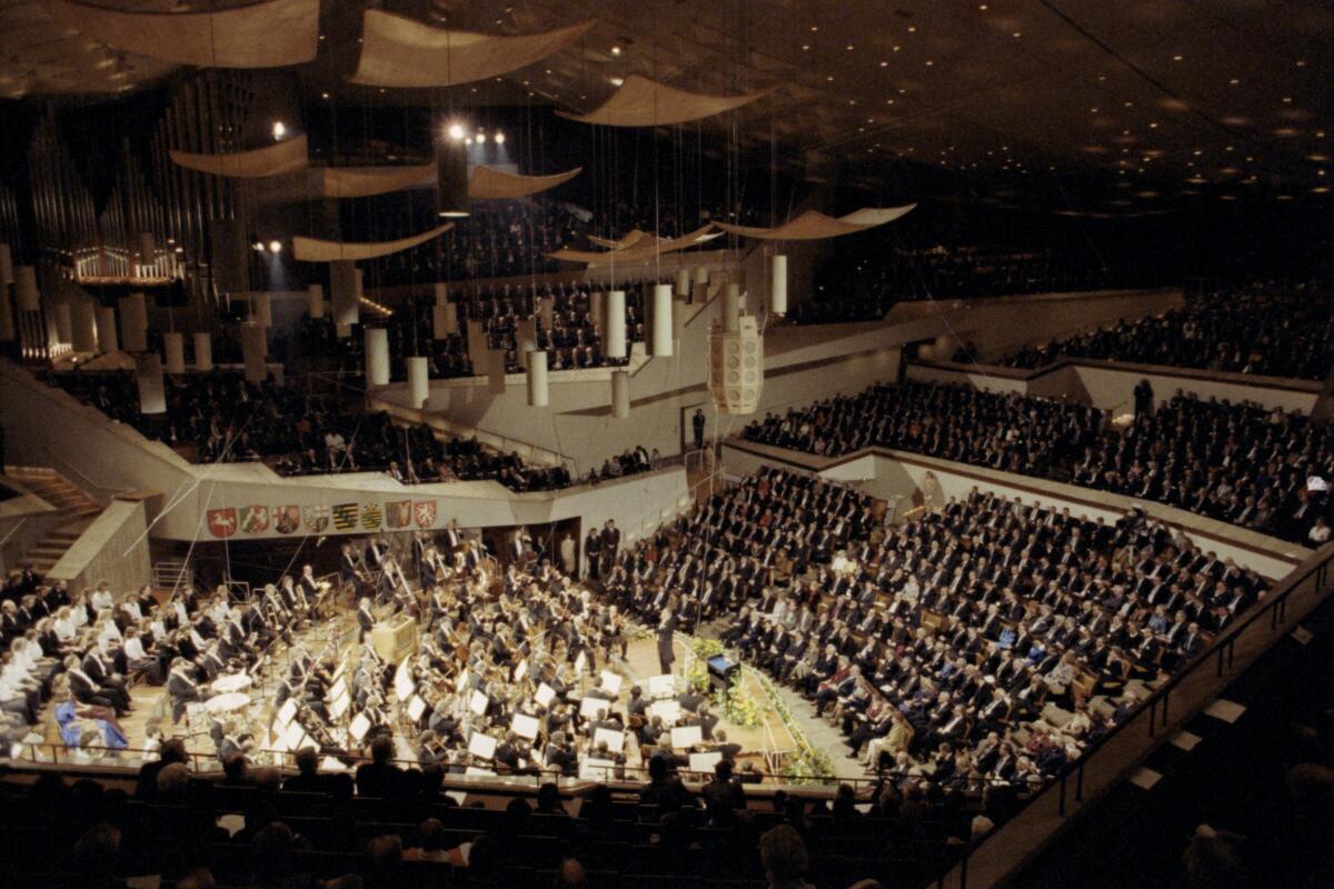  Im Rahmen der Feierlichkeiten zur Deutschen Einheit findet am 3. Oktober 1990 in der Philharmonie in Berlin ein Staatsakt auf Anordnung des Bundespräsidenten Richard von Weizsäcker statt.; Blick in den Saal.; Staatsakt, Feier, Konzert, Philharmoniker