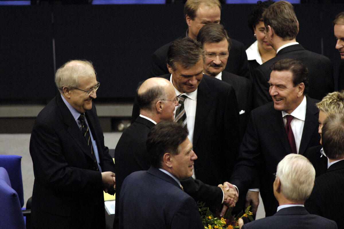 Lammert, Norbert; Schröder, Gerhard; Brüderle, Rainer; Gerhardt, Wolfgang Gerhard Schröder, SPD, gratuliert Dr. Norbert Lammert, CDU/CSU,  zur Wahl des Bundestagspräsidenten. Dahinter: Rainer Brüderle (li.) stellv. Fraktionsvorsitzender, und Dr. Wolfgang Gerhardt, Fraktionsvorsitzender, beide FDP.; Abgeordnete, MdB