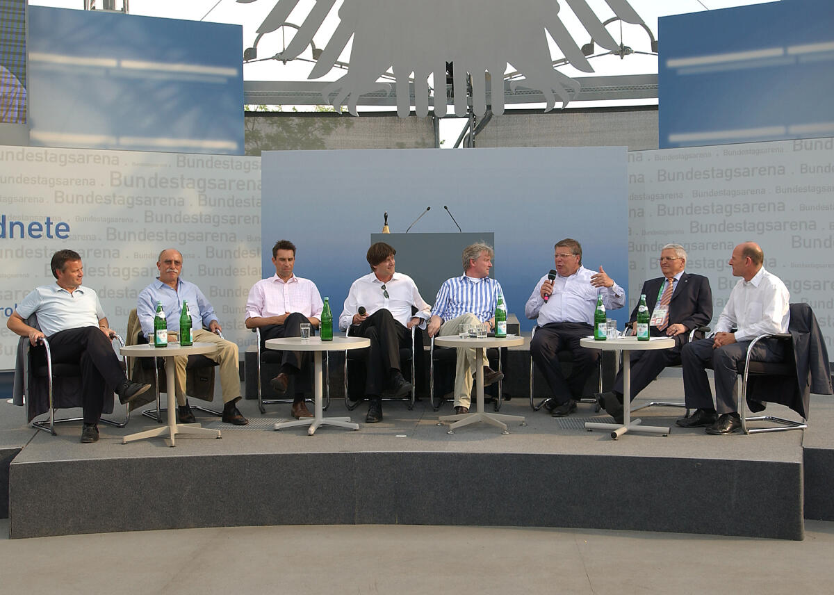 von links nach rechts: Klaus Rigert MdB, Detlef Parr MdB, Michael Preetz WM-Botschafter des Landes Berlin, Lorenz Maroldt Chefredakteur Der Tagesspiegel, Mortiz Müller-Wirth Geschäftsführender Redakteur Die Zeit, Dr. Peter Danckert MdB, Theo Zwanziger Geschäftsführender Präsident des DFB, Winfried Hermann MdB. Bundestagsarena von links nach rechts: Klaus Rigert MdB, Detlef Parr MdB, Michael Preetz WM-Botschafter des Landes Berlin, Lorenz Maroldt Chefredakteur Der Tagesspiegel, Mortiz Müller-Wirth Geschäftsführender Redakteur Die Zeit, Dr. Peter Danckert MdB, Theo Zwanziger Geschäftsführender Präsident des DFB, Winfried Hermann MdB. Bundestagsarena