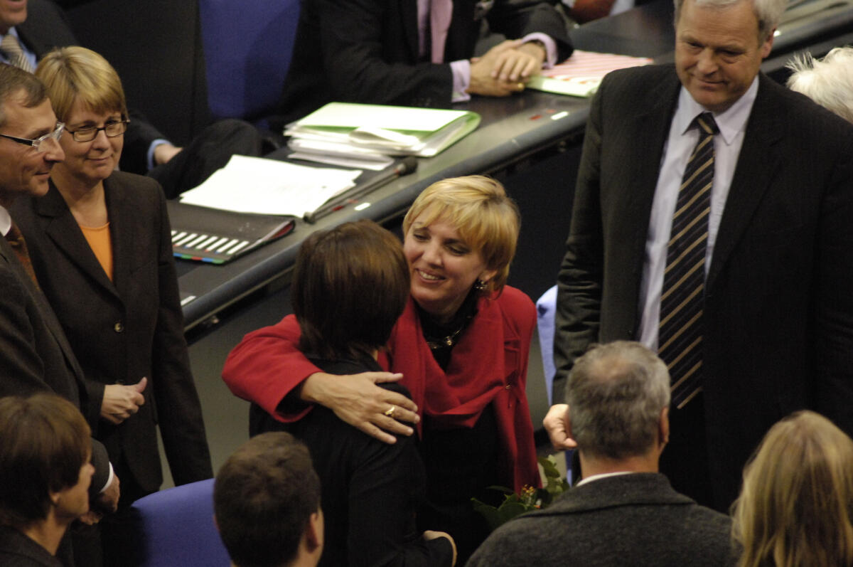 Roth, Claudia; Göring-Eckardt, Katrin; Beck, Volker; Sager, Krista; Kues, Hermann Claudia Roth gratuliert und umarmt Katrin Göring-Eckardt zur Wahl der Bundestagsvizepräsidentin.Volker Beck, Erster Parlamentarischer Geschäftsführer, li. Krista Sager, alle Bündnis 90/Die Grünen, 2. v. li. und Dr. Hermann Kues, CDU/CSU, re.; Abgeordnete, MdB, Umarmung