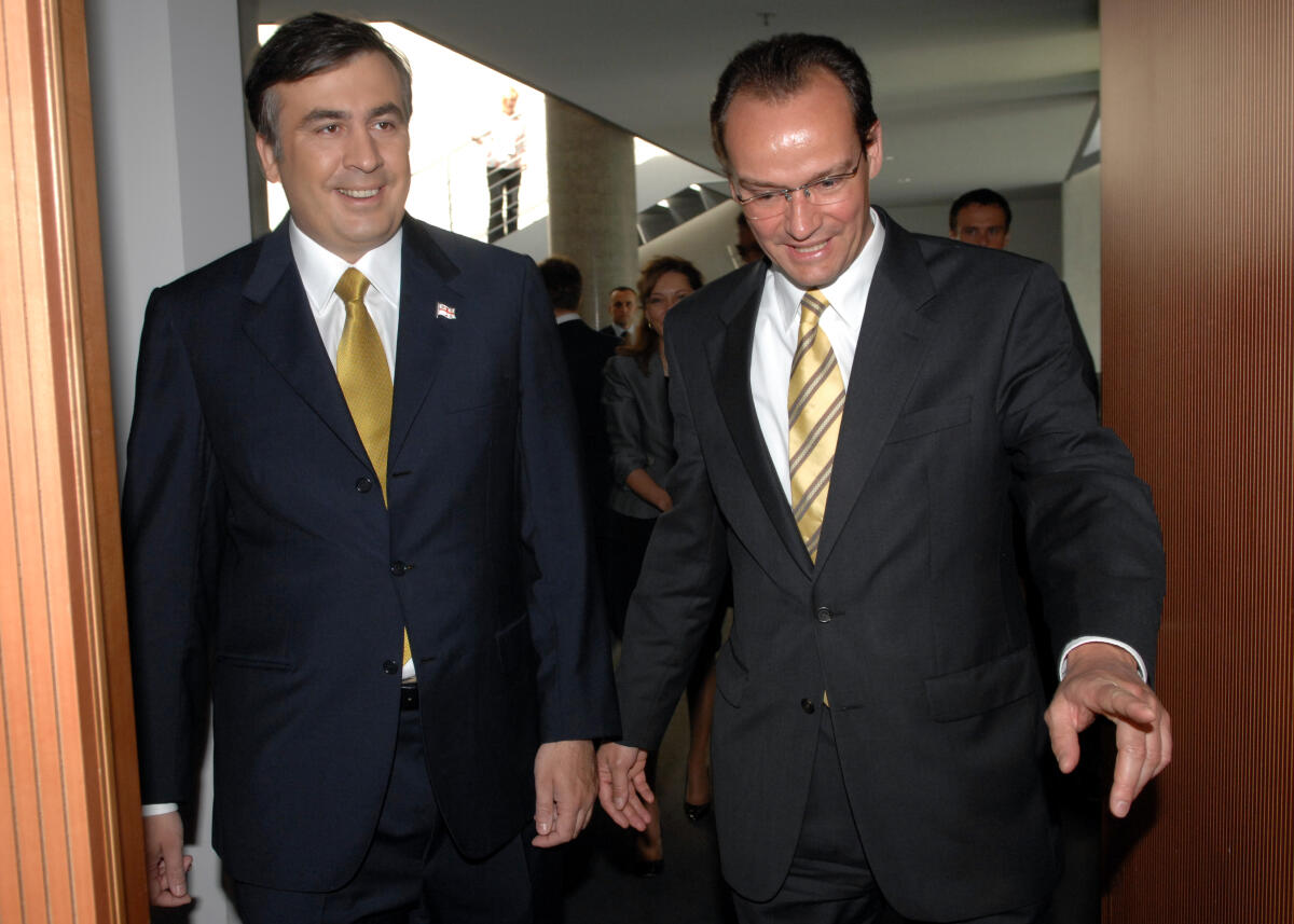 Krichbaum, Gunther; Saakaschwili, Micheil Der Staatspräsident von Georgien, Micheil Saakaschwili, (li.), besucht den Ausschuss für die Angelegenheiten der Europäischen Union des Deutschen Bundestages. Am Gespräch nehmen auch interessierte Mitglieder des Auswärtigen Ausschusses, des Menschenrechts- und des Verteidigungsausschusses sowie der Deutsch-Südkaukasischen Parlamentariergruppe teil. Die Sitzung wird von dem Ausschussvorsitzenden Gunther Krichbaum, (re.), CDU/CSU, geleitet.