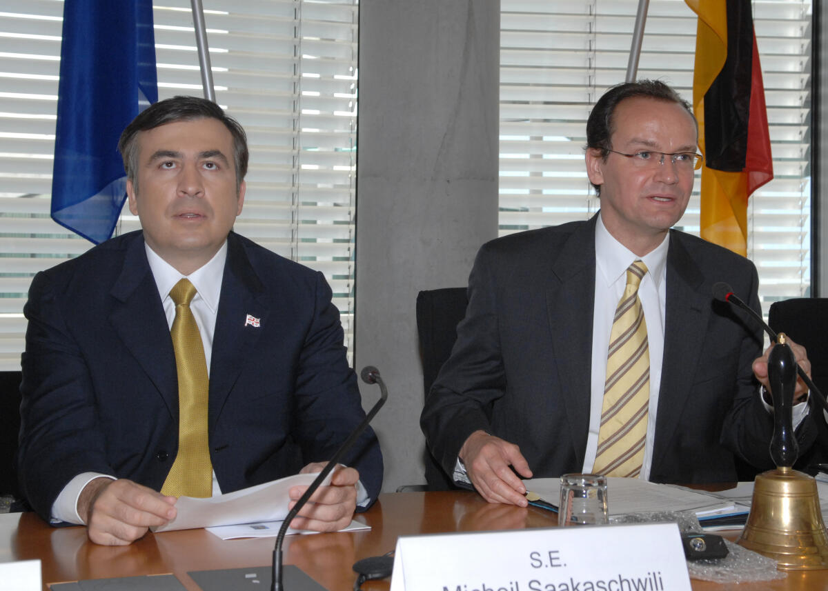 Krichbaum, Gunther; Saakaschwili, Micheil Der Staatspräsident von Georgien, Micheil Saakaschwili, (li.), besucht den Ausschuss für die Angelegenheiten der Europäischen Union des Deutschen Bundestages. Am Gespräch nehmen auch interessierte Mitglieder des Auswärtigen Ausschusses, des Menschenrechts- und des Verteidigungsausschusses sowie der Deutsch-Südkaukasischen Parlamentariergruppe teil. Die Sitzung wird von dem Ausschussvorsitzenden Gunther Krichbaum, (re.), CDU/CSU, geleitet.