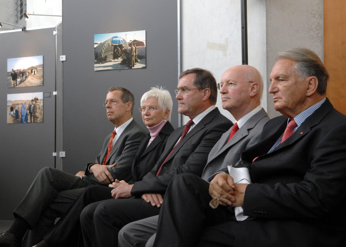 Bundestagsvizepräsidentin Gerda Hasselfeldt, CDU/CSU, (2.v.li.), eröffnet die Ausstellung "Die Bundeswehr im Einsatz für den Frieden: Bilder aus Afghanistan". Der Fotojournalist Helmut R. Schulze, (re.), hat einzigartige Fotos von Afghanistan gemacht, die einen Einblick in die faszinierende Landschaft und den Menschen zeigt, die Jahrzehnte lang Krieg und Bürgerkrieg erlitten haben. Der Bundesminister der Verteidigung, Franz Josef Jung, CDU/CSU, (3.v.li.), spricht ein Grußwort. Unter den Gästen befinden sich Reinhold Robbe, SPD, (li.), der Wehrbeauftragte des Deutschen Bundestages, und der Direktor des Bundestages, Dr. Hans-Joachim Stelzl, (2.v.re.). Hasselfeldt, Gerda; Jung, Franz Josef; Schulze, Helmut R.; Robbe, Reinhold; Stelzl, Hans-Joachim Bundestagsvizepräsidentin Gerda Hasselfeldt, CDU/CSU, (2.v.li.), eröffnet die Ausstellung "Die Bundeswehr im Einsatz für den Frieden: Bilder aus Afghanistan". Der Fotojournalist Helmut R. Schulze, (re.), hat einzigartige Fotos von Afghanistan gemacht, die einen Einblick in die faszinierende Landschaft und den Menschen zeigt, die Jahrzehnte lang Krieg und Bürgerkrieg erlitten haben. Der Bundesminister der Verteidigung, Franz Josef Jung, CDU/CSU, (3.v.li.), spricht ein Grußwort. Unter den Gästen befinden sich Reinhold Robbe, SPD, (li.), der Wehrbeauftragte des Deutschen Bundestages, und der Direktor des Bundestages, Dr. Hans-Joachim Stelzl, (2.v.re.).