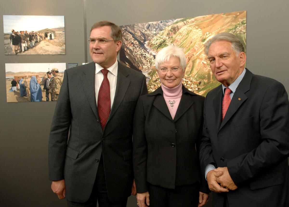 Bundestagsvizepräsidentin Gerda Hasselfeldt, CDU/CSU, (mitte), eröffnet die Ausstellung "Die Bundeswehr im Einsatz für den Frieden: Bilder aus Afghanistan". Der Fotojournalist Helmut R. Schulze, (re.), hat einzigartige Fotos von Afghanistan gemacht, die einen Einblick in die faszinierende Landschaft und Menschen zeigt, die Jahrzehnte lang Krieg und Bürgerkrieg erlitten haben. Der Bundesminister der Verteidigung, Franz Josef Jung, CDU/CSU, (li.), spricht ein Grußwort. Hasselfeldt, Gerda; Jung, Franz Josef; Schulze, Helmut R. Bundestagsvizepräsidentin Gerda Hasselfeldt, CDU/CSU, (mitte), eröffnet die Ausstellung "Die Bundeswehr im Einsatz für den Frieden: Bilder aus Afghanistan". Der Fotojournalist Helmut R. Schulze, (re.), hat einzigartige Fotos von Afghanistan gemacht, die einen Einblick in die faszinierende Landschaft und Menschen zeigt, die Jahrzehnte lang Krieg und Bürgerkrieg erlitten haben. Der Bundesminister der Verteidigung, Franz Josef Jung, CDU/CSU, (li.), spricht ein Grußwort.