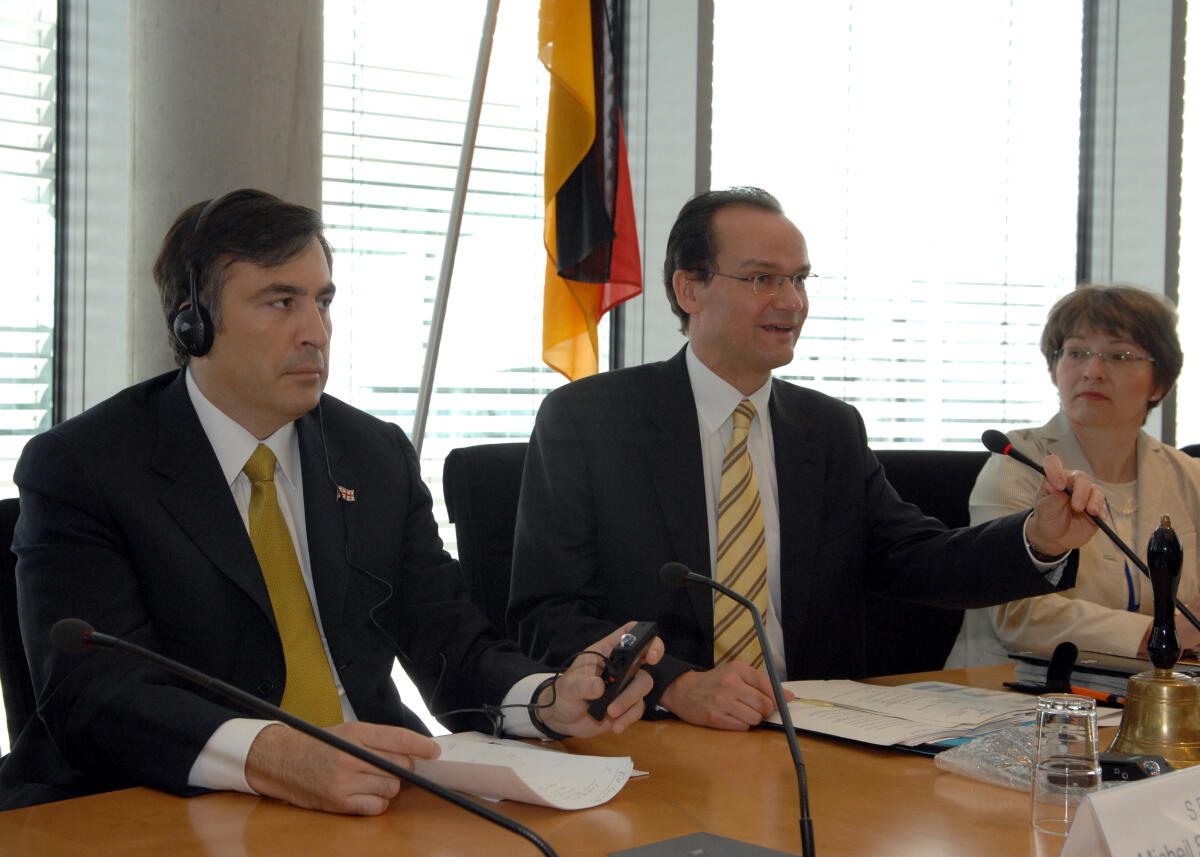Krichbaum, Gunther; Saakaschwili, Micheil Der Staatspräsident von Georgien, Micheil Saakaschwili, (li.), besucht den Ausschuss für die Angelegenheiten der Europäischen Union des Deutschen Bundestages. Am Gespräch nehmen auch interessierte Mitglieder des Auswärtigen Ausschusses, des Menschenrechts- und des Verteidigungsausschusses sowie der Deutsch-Südkaukasischen Parlamentariergruppe teil. Die Sitzung wird von dem Ausschussvorsitzenden Gunther Krichbaum, (re.), CDU/CSU, geleitet.
