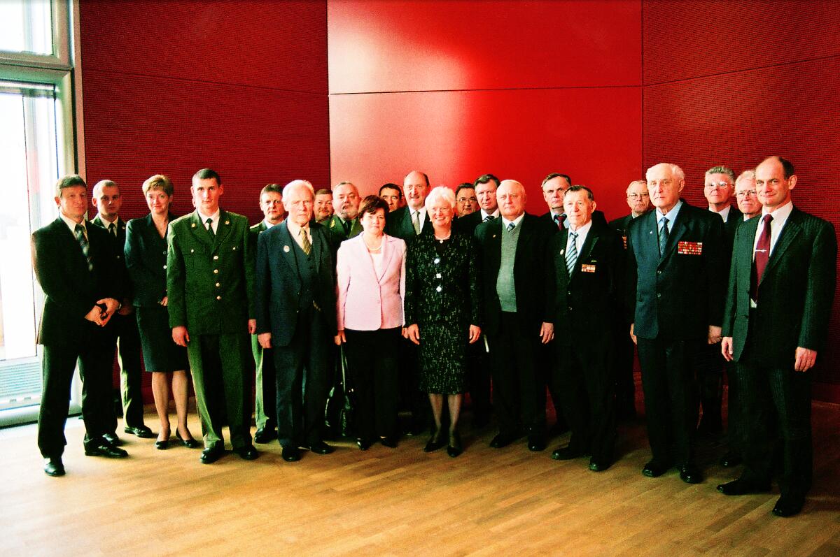 Hasselfeldt, Gerda; Ruff, Rainer Bundestagsvizepräsidentin Gerda Hasselfeldt, CDU/CSU, (5. v.l.), empfängt Gäste des Volksbundes anläßlich des Volkstrauertages.