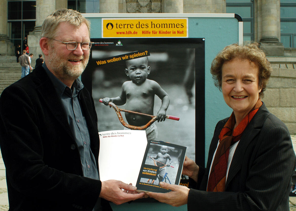 Prof. Dr. Herta Däubler-Gmelin, SPD, Vorsitzende des Ausschusses für Menschenrechte und Humanitäre Hilfe, und Andreas Rister von terre des hommes bei der Übergabe der von ihm verfassten neuen Studie "Vertreibung von Kindern verhindern" . Däubler-Gmelin, Herta; Rister, Andreas Prof. Dr. Herta Däubler-Gmelin, SPD, Vorsitzende des Ausschusses für Menschenrechte und Humanitäre Hilfe, und Andreas Rister von terre des hommes bei der Übergabe der von ihm verfassten neuen Studie "Vertreibung von Kindern verhindern" .