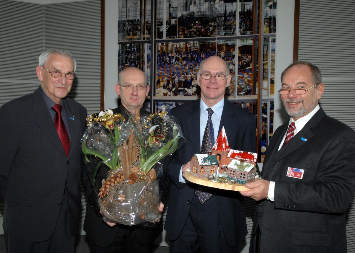 Lammert, Norbert; Reiplinger, Thomas; Herzberg, Jürgen; Richter, Harald Bundestagspräsident Prof. Dr. Norbert Lammert, CDU/CSU, (2.v.re.), nimmt von Jürgen Herzberg, (re.), Harald Richter, (li.), und Thomas Reiplinger, (2.v.li.),  vom CJD Weihnachtsbasar, (Christliches Jugenddorfwerk Deutschlands e. V.),  ein Adventsgesteck entgegen.