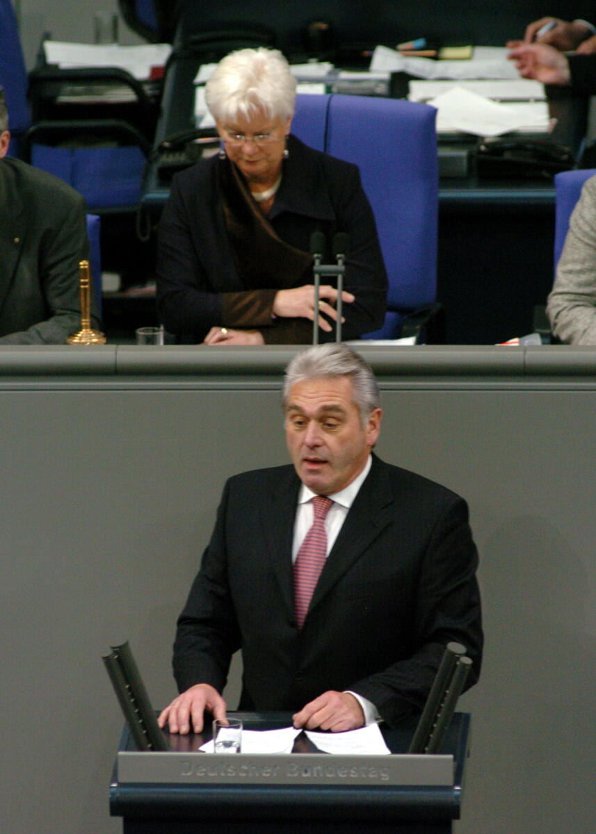 Rech, Heribert; Hasselfeldt, Gerda Heribert Rech, LMin. BW., CDU/CSU, Rede, Deutscher Bundestag, 11. Sitzung, TOP 7, Thema: "Muslimtest" in Baden-Württemberg. Vorsitz: Bundestagsvizepräsidentin Gerda Hasselfeldt, CDU/CSU.

Rednerpult.
