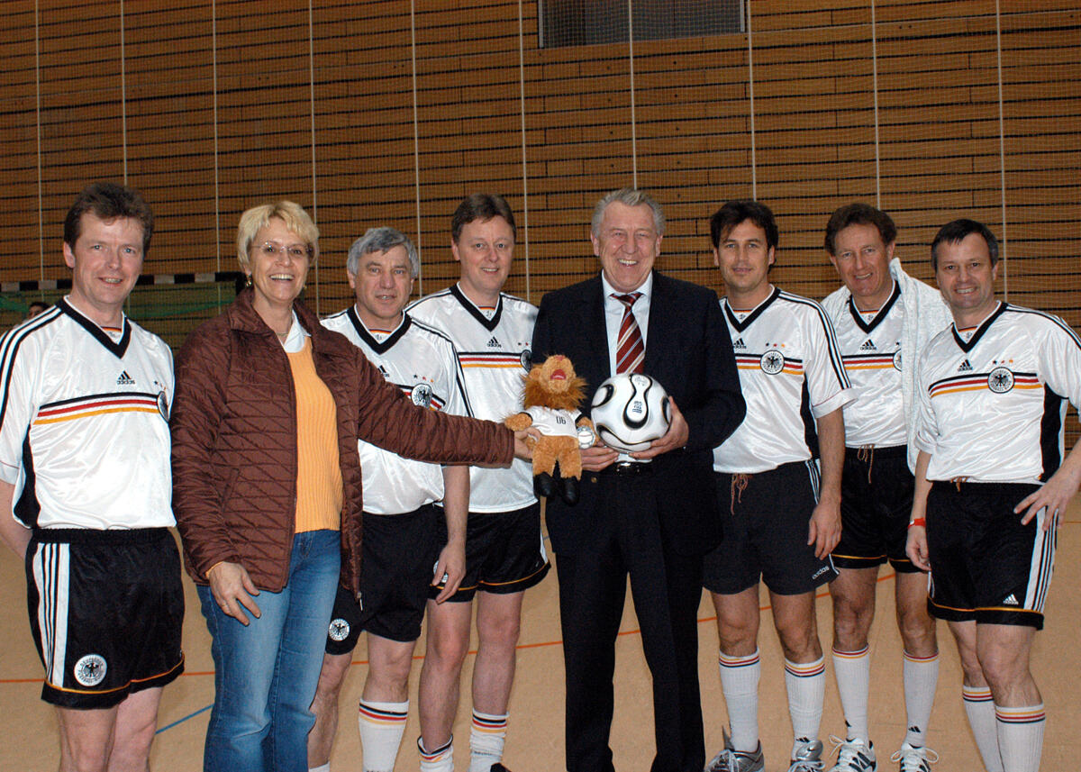Bundestagsvizepräsidentin Dr. h. c. Susanne Kastner, SPD, eröffnet das 3. Benefiz Hallen-Fussballturnier des Deutschen Bundestages zugunsten der Jürgen Klinsmann Agapedia-Stiftung, die sich um hilfsbedürftige und notleidende Kinder kümmert. Hier die Mannschaft des Deutschen Bundestages. 4. v. re. der Vorsitzende der Sportgemeinschaft des Deutschen Bundestages, Peter Rauen, CDU/CSU.; Horst-Korber-Sportzentrum Kastner, Susanne; Rauen, Peter Bundestagsvizepräsidentin Dr. h. c. Susanne Kastner, SPD, eröffnet das 3. Benefiz Hallen-Fussballturnier des Deutschen Bundestages zugunsten der Jürgen Klinsmann Agapedia-Stiftung, die sich um hilfsbedürftige und notleidende Kinder kümmert. Hier die Mannschaft des Deutschen Bundestages. 4. v. re. der Vorsitzende der Sportgemeinschaft des Deutschen Bundestages, Peter Rauen, CDU/CSU.; Horst-Korber-Sportzentrum