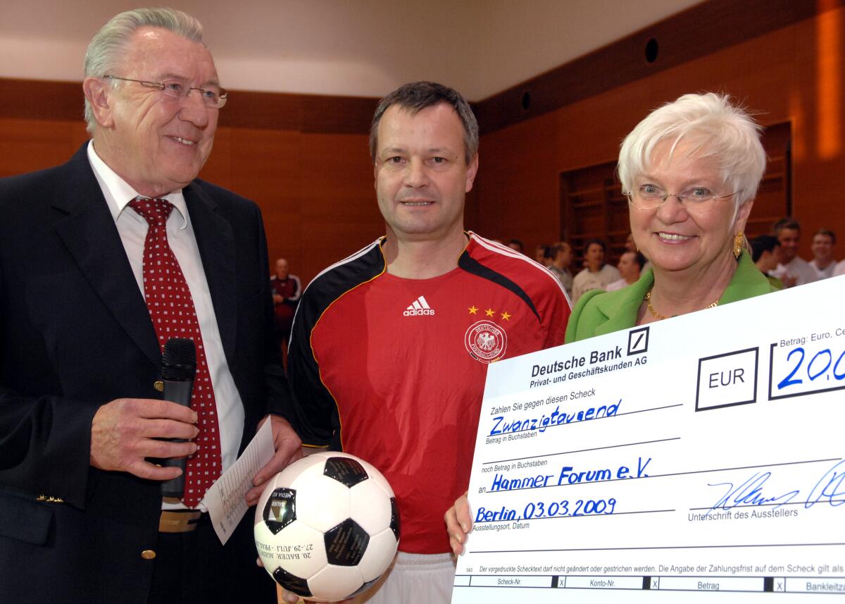 Hasselfeldt, Gerda; Riegert, Klaus; Rauen, Peter Bundestagsvizepräsidentin Gerda Hasselfeldt, CDU/CSU, eröffnet das  6. Benefiz Hallenfußballturnier des Deutschen Bundestages. Der Erlös, 20.000,00 Euro, des Turniers kommt den humanitären Projekten des Hammer Forums zugute, das sich seit 1991 für verletzte und erkrankte Kinder in Kriegs- und Krisengebieten engagiert. V.li.: die Bundestagsabgeordneten Peter Rauen, CDU/CSU, und Klaus Riegert, CDU/CSU.