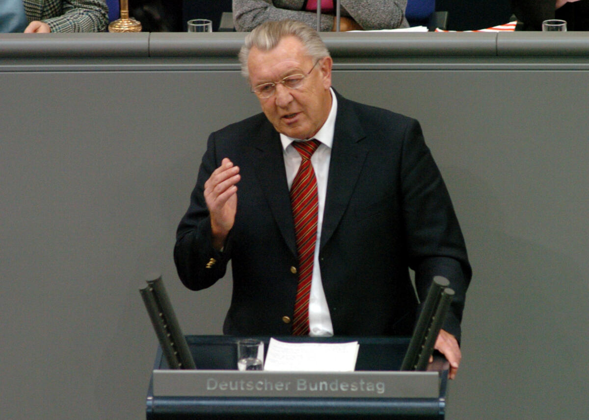 Rauen, Peter Peter Rauen, CDU/CSU, MdB, Rede im Deutschen Bundestag,14. Sitzung, TOP4, Thema: Förderung ganzjähriger Beschäftigung.; Rednerpult.