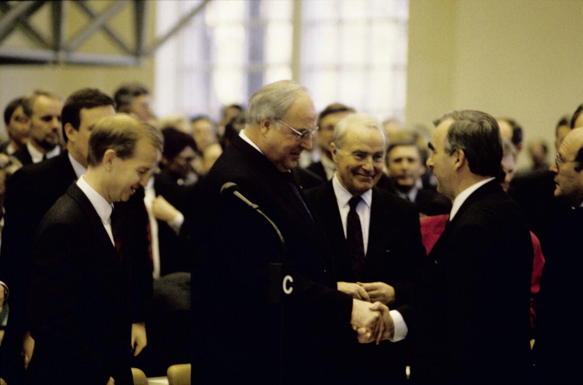 Kohl, Helmut; Waigel, Theo Helmut Kohl, CDU/CSU, gewinnt die Kanzlerwahl am 17. Januar 1991 im Wasserwerk in Bonn, dem vorübergehenden Sitzungsort des Deutschen Bundestages. Bundesfinanzminister Theodor Waigel, CDU/CSU, gratuliert dem wiedergewählten Kanzler Helmut Kohl.; Wahl, Kanzlerwahl, Bundeskanzler, Gratulation, gratulieren