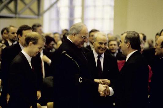 Kohl, Helmut; Waigel, Theo Liegenschaften in Bonn, Plenargebäude
