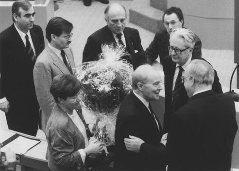 Kohl, Helmut; Dregger, Alfred; Lambsdorff, Otto Graf; Waigel, Theo; Solms, Hermann Otto; Vogel, Hans-Jochen Liegenschaften in Bonn, Plenargebäude