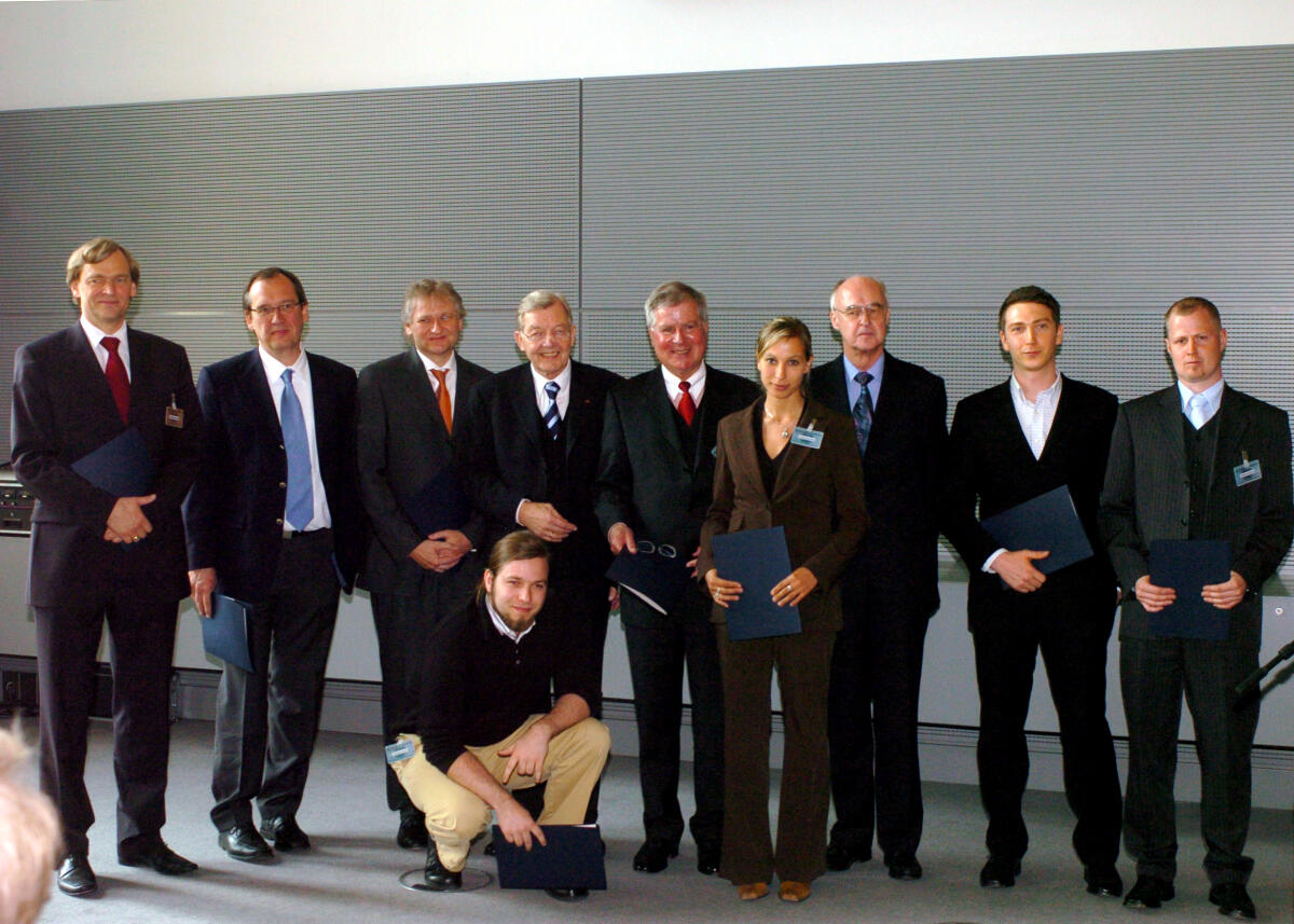 Karpen, Ulrich; Fliedner, Ortlieb; Helmrich, Herbert Die Deutsche Gesellschaft für Gesetzgebung e. V. , (DGG), vergibt erstmalig den "Preis für gute Gesetzgebung" im Deutschen Bundestag, zu der Bundestagspräsident Dr. Norbert Lammert, CDU/CSU, ein Grußwort spricht. Hier die Preisträger zusammen mit dem Vorsitzenden der DGG, Prof. Dr. Ulrich Karpen, (5.v.li.), und den Laudatoren Herbert Helmrich, Minister a. D., (4.v.li.), und Rechtsanwalt Dr. Ortlieb Fliedner, (3.v.re.). Es wurden drei Preise vergeben: der 1. Preis für den Diskussionsentwurf eines Arbeitsvertragsgesetzes, 2. Fassung - 2006, ging an Professor Martin Hessler und Professor Ulrich Preis. Der 2. Preis wurde für das Modellprojekt "Doppischer Kommunalhaushalt in Nordrhein-Westfalen" vergeben. Dieser ging an die nordrheinwestfälischen Inneministerien der Städte Brühl, Dortmund und Düsseldorf.; Der 3. Preis war für den "Jenaer Entwurf für eine Reform des parlamentarischen Petitionsrechts in Thüringen" und ging an die Studenten der Seminargruppe "Petitionsrecht" der Friedrich-Schiller-Universität in Jena.