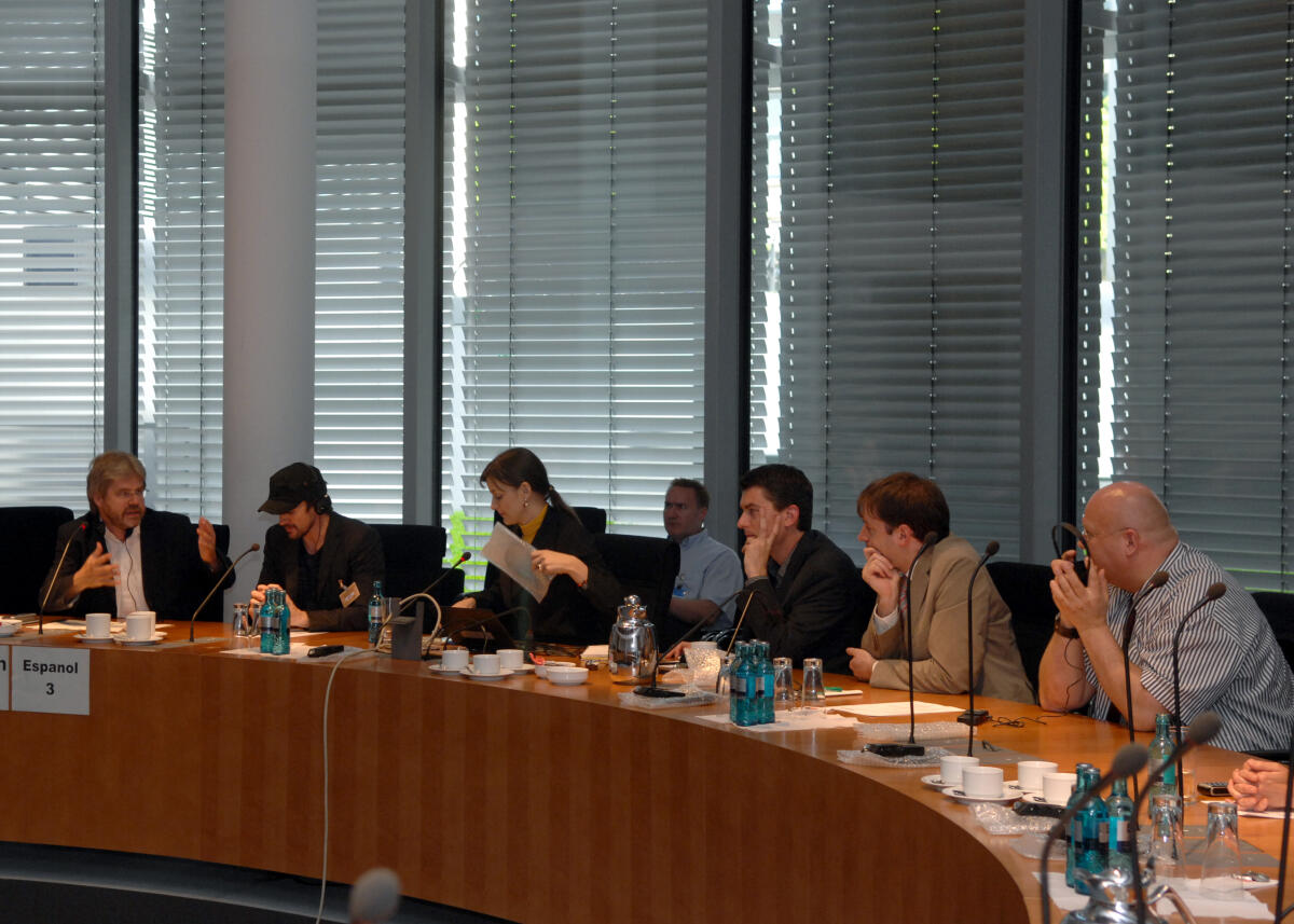 Hoppe, Thilo; Juanes Thilo Hoppe, (li.), MdB, Bündnis 90/Die Grünen, Vorsitzender des Ausschusses für wirtschaftliche Zusammenarbeit und Entwicklung des Deutschen Bundestages, empfängt den Kolumbianischen Sänger Juanes, (2.v.li.), des sich gegen Landminen engagiert im Ausschuss.