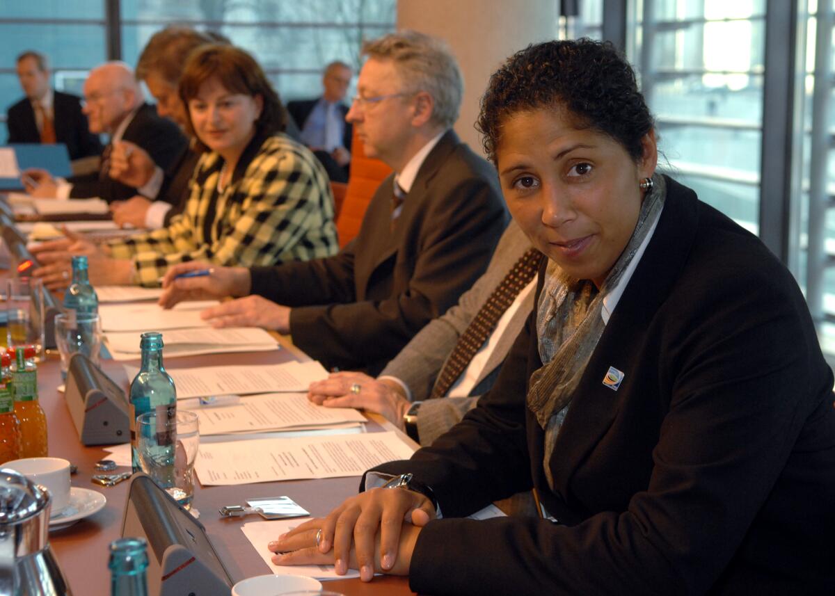 Mortler, Marlene; Jones, Stephanie Gemeinsame Sitzung des Sportausschusses und des Ausschusses für Tourismus des Deutschen Bundestages. Hier mit der Vorsitzenden des Ausschusses für Tourismus, Marlene Mortler, CDU/CSU, (li. hinten), und dem Gast im Ausschuss, der Präsidentin des Organisationskomitees des DFB, Stephanie Jones, (re.).