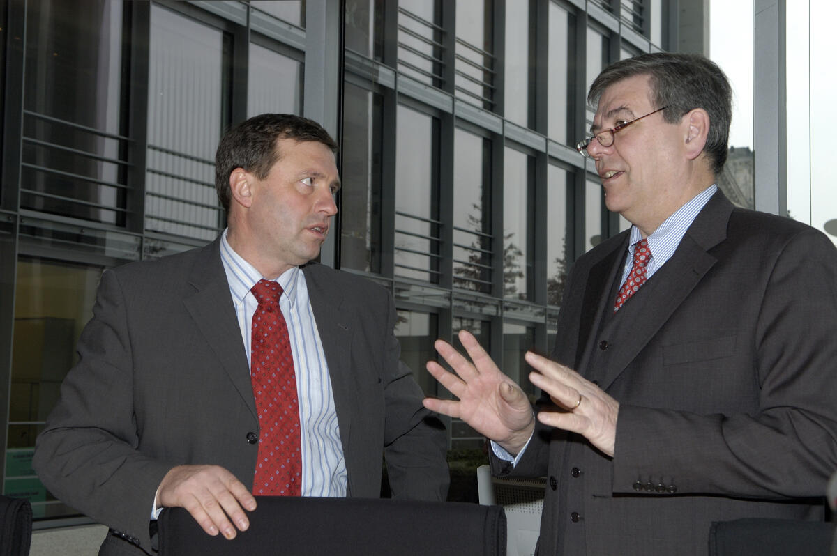 Vogel, Volkmar; Jacobi, Marc-Axel Volkmar Uwe Vogel, CDU/CSU, (li.) und Marc-Axel Jacobi, Leiter des Sekretariats,(re.), im Gespräch, vor der 4. Ausschusssitzung.; Abgeordneter, MdB, CDU/CSU-Fraktion, Ordentliches Ausschussmitglied