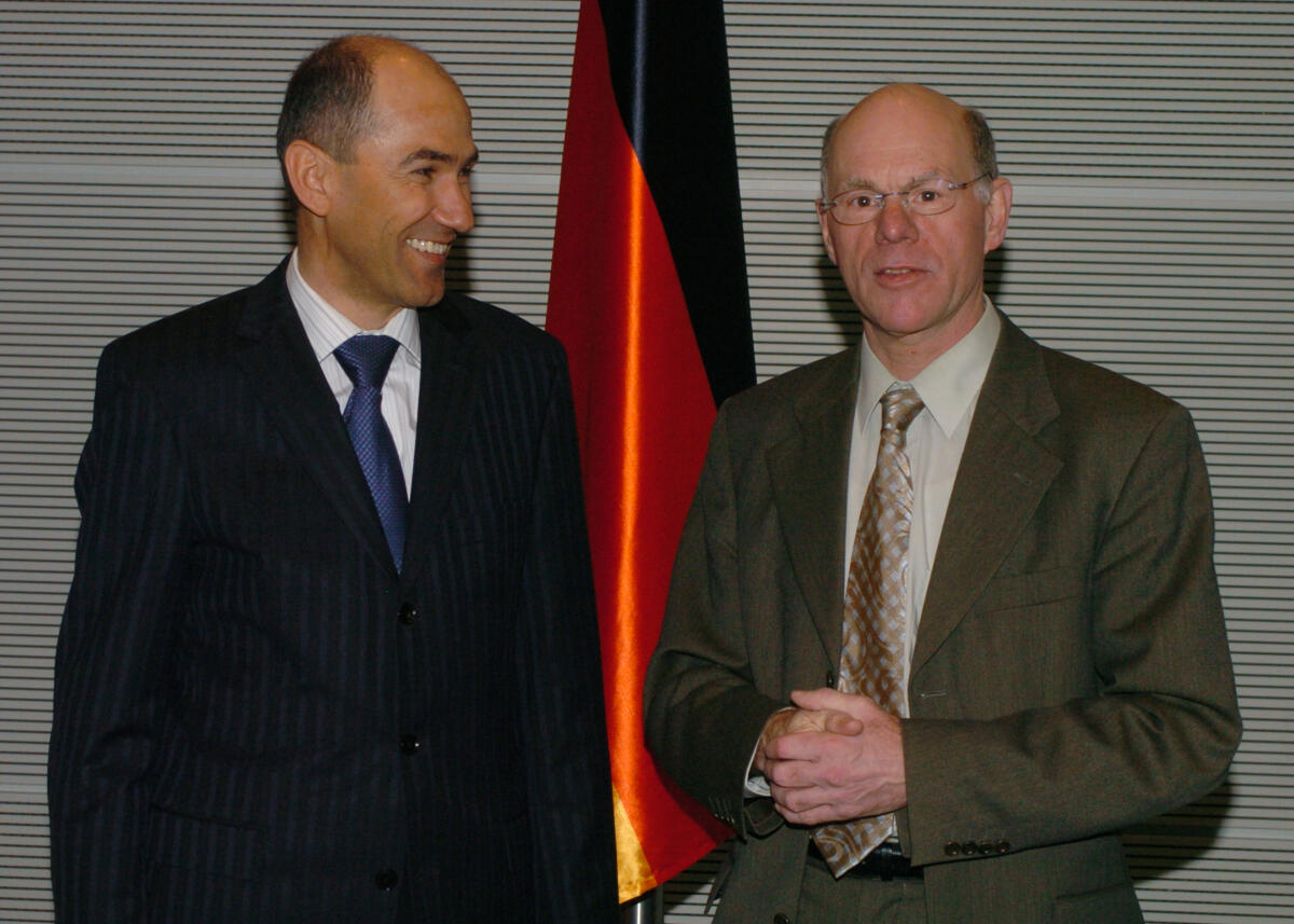 Lammert, Norbert; Jansa, Janez Bundestagspräsident Dr. Norbert Lammert, CDU/CSU, empfängt den Ministerpräsidenten der Republik Slowenien, Janez Jansa.; Fahne.