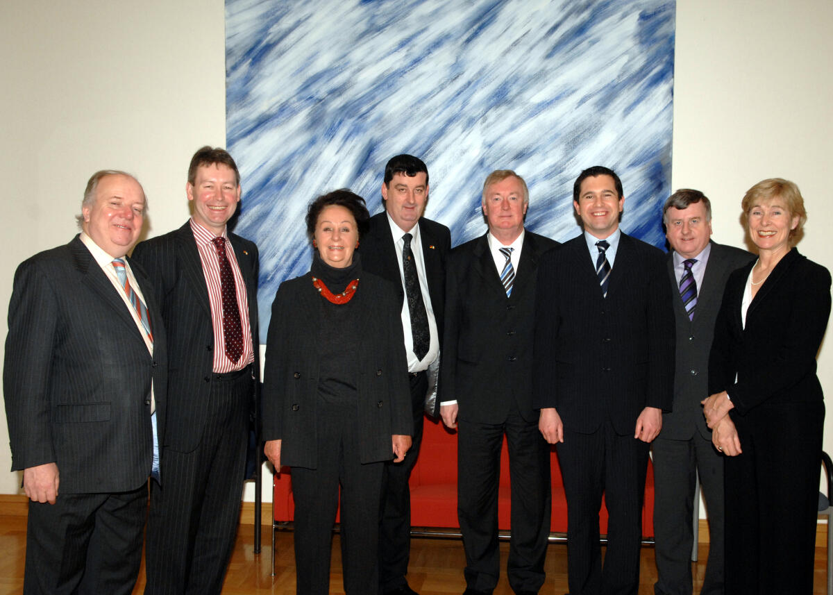 Die Deutsch-Irische Parlamentariergruppe ist unter der Leitung von Dr. Lukrezia Jochimsen, (3.v.li.), und dem Parlamentspräsidenten der Republik Irland, John O´Donoghue, (4.v.re.), zu einer gemeinsamen Sitzung im Deutschen Bundestag zusammen gekommen.; Gruppenfoto. Jochimsen, Lukrezia; O´Donoghue, John Die Deutsch-Irische Parlamentariergruppe ist unter der Leitung von Dr. Lukrezia Jochimsen, (3.v.li.), und dem Parlamentspräsidenten der Republik Irland, John O´Donoghue, (4.v.re.), zu einer gemeinsamen Sitzung im Deutschen Bundestag zusammen gekommen.; Gruppenfoto.