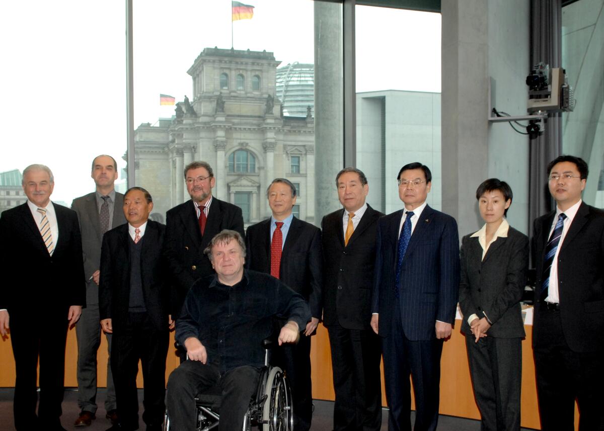 Pflug, Johannes; Seifert, Ilja; Fritz, Erich G. Die deutsch-chinesische Parlamentariergruppe des Deutschen Bundestages empfängt Mitglieder verschiedener Ausschüsse des Nationalen Volkskongresses der Volksrepublik China zu Gesprächen. Johannes Pflug, MdB, SPD, (4.v.li.), Vorsitzender der Parlamentariergruppe, eröffnet die Sitzung. Hier Gruppenfoto mit den MdB´s Ilja Seifert, DIE LINKE., (5.v.li.), und Erich G. Fritz, CDU/CSU, (li.).