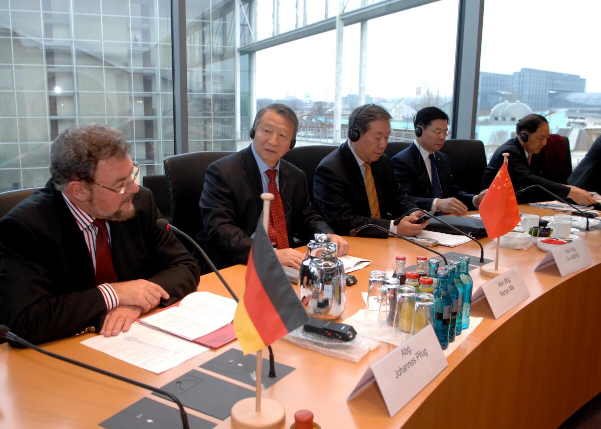 Pflug, Johannes Die deutsch-chinesische Parlamentariergruppe des Deutschen Bundestages empfängt Mitglieder verschiedener Ausschüsse des Nationalen Volkskongresses der Volksrepublik China zu Gesprächen. Johannes Pflug, MdB, SPD, (li.), Vorsitzender der Parlamentariergruppe, eröffnet die Sitzung.