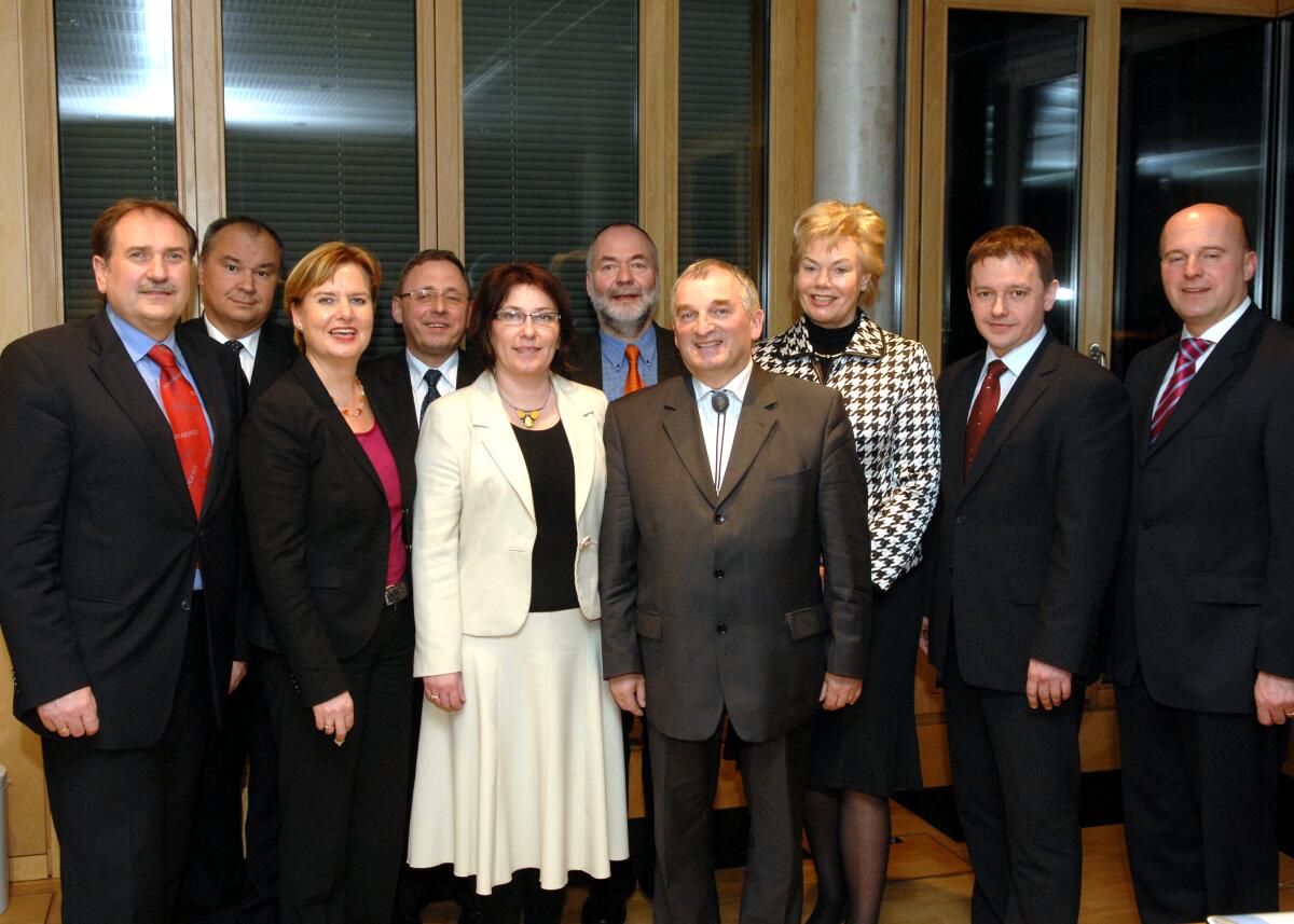 Steinbach, Erika; Koschyk, Hartmut; Kucharczyk, Jürgen; Meckel, Johannes-Markus Treffen der Deutsch-Polnischen Parlamentariergruppe unter Beteiligung der Bundestagsabgeordneten Erika Steinbach, (3.v.re), CDU/CSU, Markus Meckel, (5.v.re), SPD, Jürgen Kucharczyk, (li), SPD, und Hartmut Koschyk, (re), CDU/CSU, zu einem Gespräch.