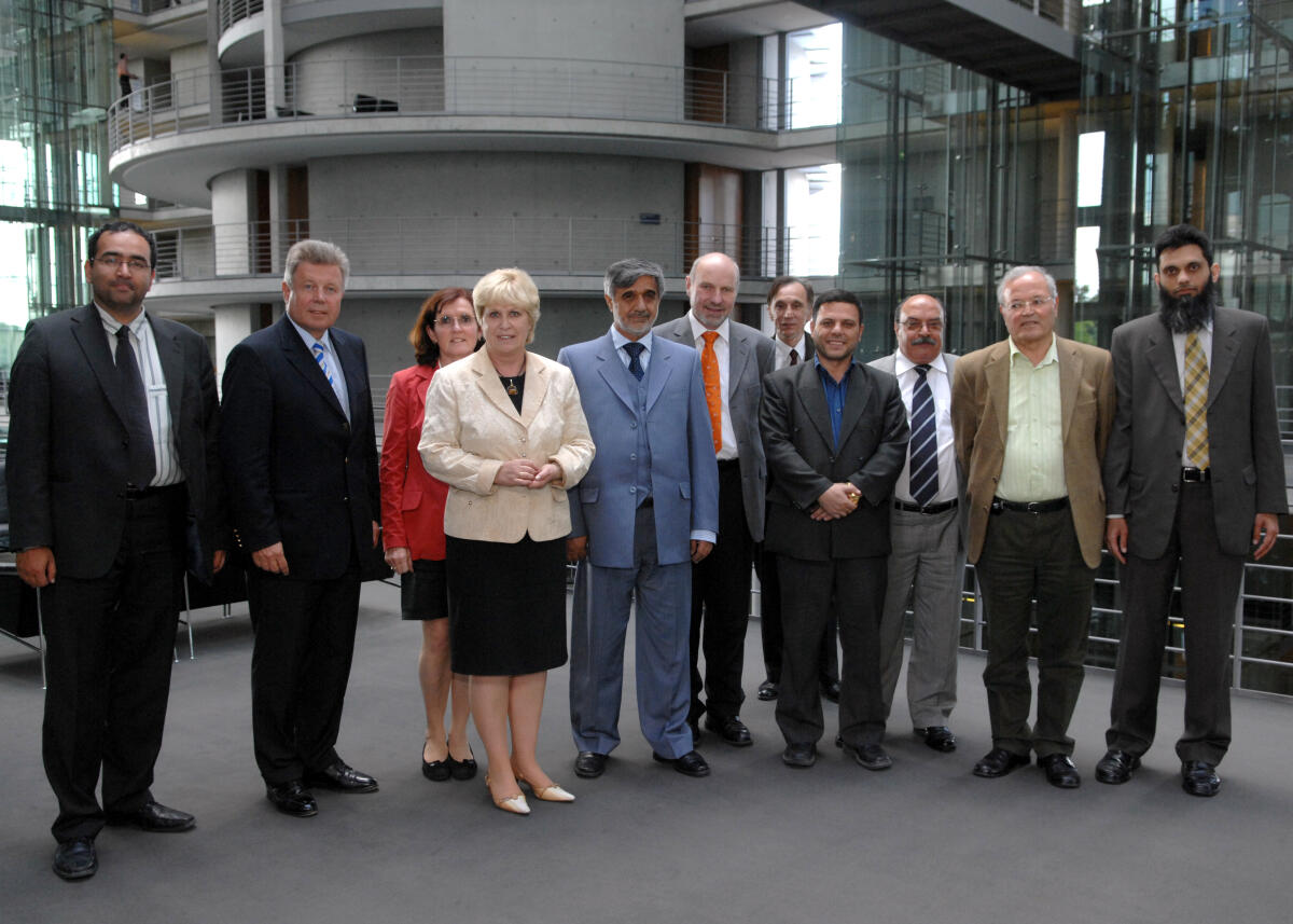 Ulrike Merten, SPD, Vorsitzende des Verteidigungsausschusses im Deutschen Bundestag, empfängt Besuch einer Delegation aus Afghanistan, Indien, Iran und Pakistan. Am Gespräch nehmen die Bundestagsabgeordneten Rainer Stinner, FDP, Omid Nouripour, Bündnis 90/Die Grünen, und Rainer Arnold, SPD, teil. Unter den Gästen sind der Minister für Grenz- und Stammesfragen, Abdul Karim Brahawi, die Abgeordnete im Parlament der Jammu und Kashmir, Mebhuba Mufti, der Generaldirektor für Sicherheit und Berater des Innenministeriums, Seyed Mohsen Sadeghi und der 1. Sekretär der pakistanischen Botschaft, Ubaid-ur-Rehman Nizamani.; Gruppenfoto. Merten, Ulrike; Stinner, Rainer; Nouripour, Omid; Brahawi, Abdul Karim; Mufti, Mebhuba; Sadeghi, Seyed Mohsen; Nizamani, Ubaid-ur-Rehman Ulrike Merten, SPD, Vorsitzende des Verteidigungsausschusses im Deutschen Bundestag, empfängt Besuch einer Delegation aus Afghanistan, Indien, Iran und Pakistan. Am Gespräch nehmen die Bundestagsabgeordneten Rainer Stinner, FDP, Omid Nouripour, Bündnis 90/Die Grünen, und Rainer Arnold, SPD, teil. Unter den Gästen sind der Minister für Grenz- und Stammesfragen, Abdul Karim Brahawi, die Abgeordnete im Parlament der Jammu und Kashmir, Mebhuba Mufti, der Generaldirektor für Sicherheit und Berater des Innenministeriums, Seyed Mohsen Sadeghi und der 1. Sekretär der pakistanischen Botschaft, Ubaid-ur-Rehman Nizamani.; Gruppenfoto.