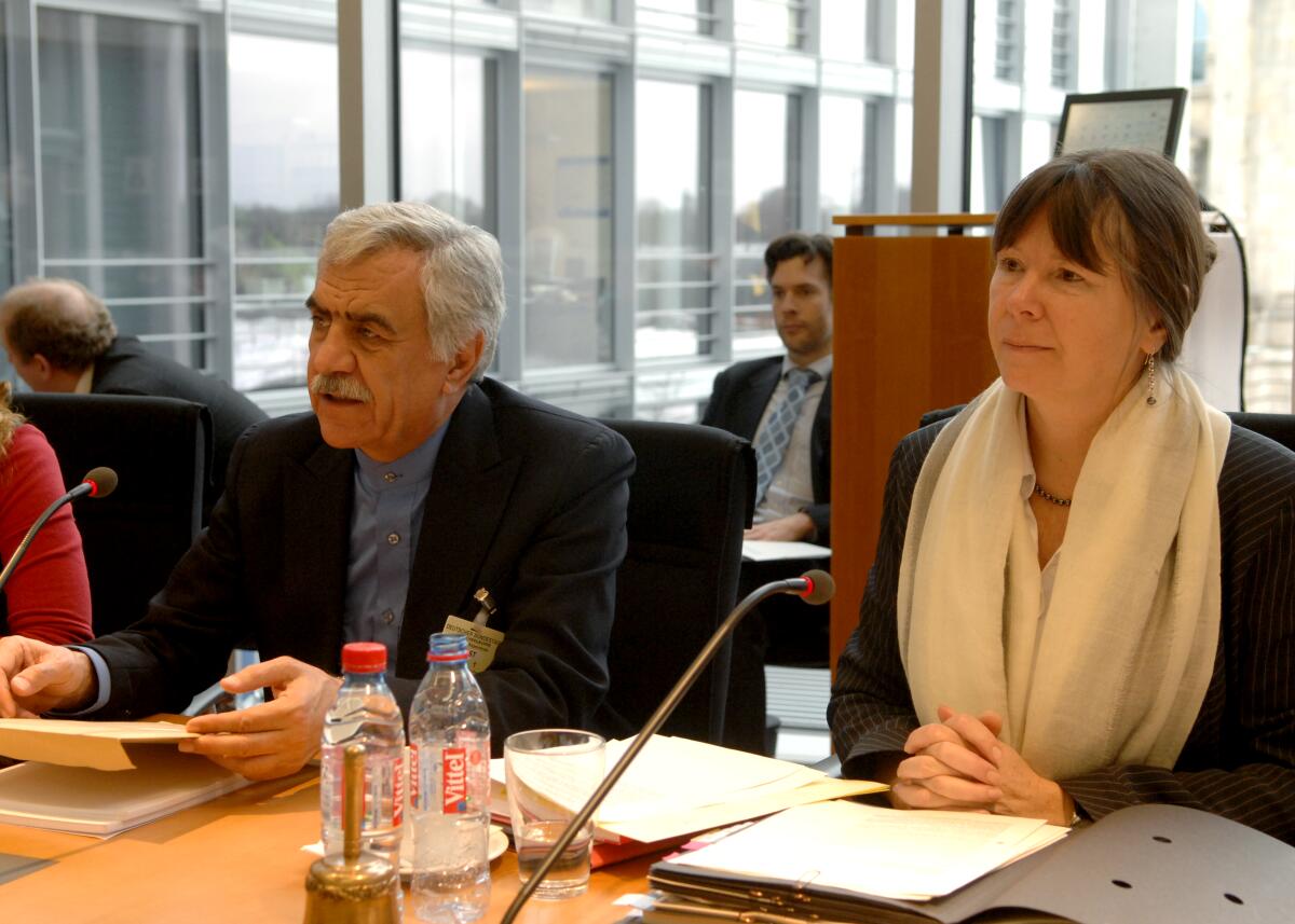 Höfken, Ulrike; Noori, Naeini Prof. Naeini Noori, (li.), Vorsitzender des Ausschusses zur Reform der FAO, nimmt an der Ausschusssitzung des Ausschusses für Ernährung, Landwirtschaft und Verbraucherschutz des Deutschen Bundestages teil. Der Ausschuss wird von der Vorsitzenden Ulrike Höfken, (re.), Bündnis 90/Die Grünen, geleitet.