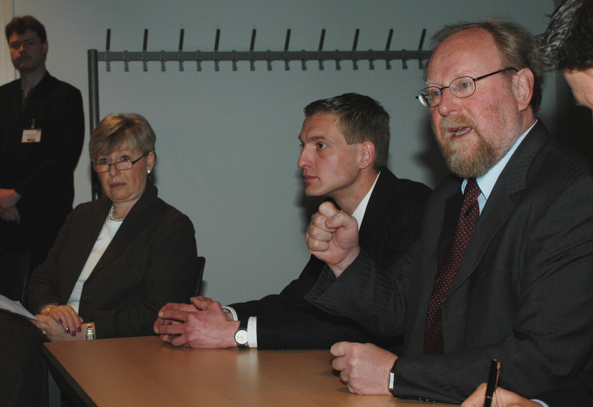 Bundestagsvizepräsident Wolfgang Thierse, (SPD), (rechts), Susi Kaufman AJR, London, (links) Uwe Neumärker, Geschäftsführer der Stiftung "Denkmal für die ermordeten Juden" (mitte) diskutieren mit Vertretern der Association of Jewish Refugees (AJR) über die Bedeutung und die Wahrnehmung des Mahnmals in Berlin, ein Jahr nach seiner Errichtung. Die Organisation hilft jüdischen Opfern, die vor der Verfolgung durch die Nationalsozialisten nach Großbritannien flüchteten. Thierse, Wolfgang; Kaufman, Susi; Neumärker, Uwe Bundestagsvizepräsident Wolfgang Thierse, (SPD), (rechts), Susi Kaufman AJR, London, (links) Uwe Neumärker, Geschäftsführer der Stiftung "Denkmal für die ermordeten Juden" (mitte) diskutieren mit Vertretern der Association of Jewish Refugees (AJR) über die Bedeutung und die Wahrnehmung des Mahnmals in Berlin, ein Jahr nach seiner Errichtung. Die Organisation hilft jüdischen Opfern, die vor der Verfolgung durch die Nationalsozialisten nach Großbritannien flüchteten.