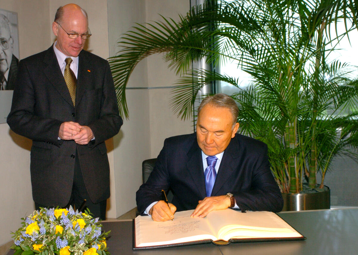 Lammert, Norbert; Nasarbajew, Nursultan Bundestagspräsident Dr. Norbert Lammert, CDU/CSU, (li.), empängt den Präsidenten der Republik Kasachstan, Nursultan Nasarbajew, (re.), der sich hier in das Gästebuch des Deutschen Bundestages einträgt.