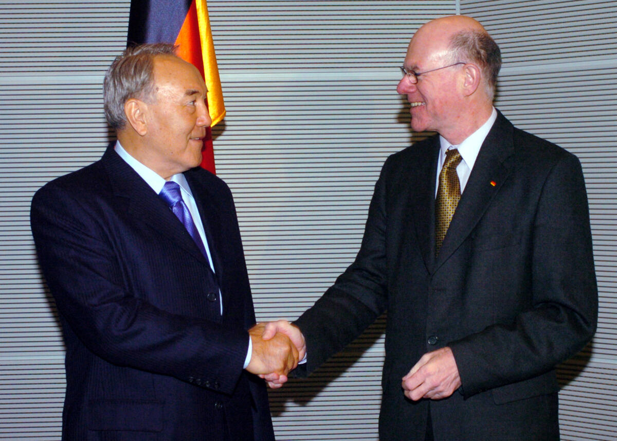 Lammert, Norbert; Nasarbajew, Nursultan Bundestagspräsident Dr. Norbert Lammert, CDU/CSU, (re.), empängt den Präsidenten der Republik Kasachstan, Nursultan Nasarbajew, (li.).; Fahne.