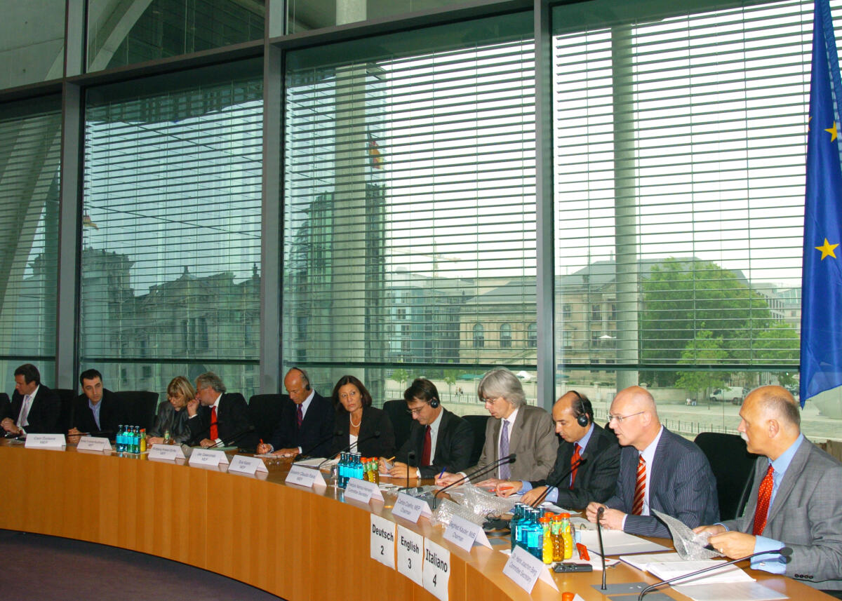 Der Vorsitzende des 1. Untersuchungsausschusses Siegfried Kauder, CDU/CSU empfängt eine Delegation des Nichtselbständigen Ausschusses des Europäischen Parlament, unter Leitung des Vorsitzenden Carlos Coelho, den Berichterstatter des EP-Ausschusses, Giovanni Fava und weitere Mitglieder.; Von links nach rechts:; Cem Özdemir, MdEP, Sylvia Yvonne Kaufmann, MdEP, Wolfgang Kreissl-Dörfler, MdEP, Jas Gawronski, MdEP, Eva Klamt, MdEP, Giovanni Claudio Fava, MdEP, Berichterstatter des EP-Ausschusses, Francois Nemoz-Hervens, Sekretariatsleiter des EP-Ausschusses, Carlos Coelho, Vorsitzender des EP-Ausschusses, Siegfried Kauder, CDU/CSU, MdB, Vorsitzender des 1. UA, Dr. Hans-Joachim Berg, Sekretariatsleiter 1. UA. Kauder, Siegfried; Coelho, Carlos; Fava, Giovanni Claudio; Özdemir, Cem; Kaufmann, Yvonne; Nemoz-Hervens, Francois; Berg, Hans-Joachim; Kreissl-Dörfler, Wolfgang; Gawronski, Jas; Klamt, Ewa Der Vorsitzende des 1. Untersuchungsausschusses Siegfried Kauder, CDU/CSU empfängt eine Delegation des Nichtselbständigen Ausschusses des Europäischen Parlament, unter Leitung des Vorsitzenden Carlos Coelho, den Berichterstatter des EP-Ausschusses, Giovanni Fava und weitere Mitglieder.; Von links nach rechts:; Cem Özdemir, MdEP, Sylvia Yvonne Kaufmann, MdEP, Wolfgang Kreissl-Dörfler, MdEP, Jas Gawronski, MdEP, Eva Klamt, MdEP, Giovanni Claudio Fava, MdEP, Berichterstatter des EP-Ausschusses, Francois Nemoz-Hervens, Sekretariatsleiter des EP-Ausschusses, Carlos Coelho, Vorsitzender des EP-Ausschusses, Siegfried Kauder, CDU/CSU, MdB, Vorsitzender des 1. UA, Dr. Hans-Joachim Berg, Sekretariatsleiter 1. UA.