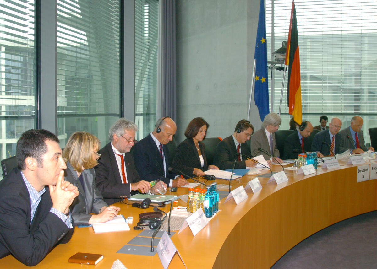 Der Vorsitzende des 1. Untersuchungsausschusses Siegfried Kauder, CDU/CSU empfängt eine Delegation des Nichtselbständigen Ausschusses des Europäischen Parlament, unter Leitung des Vorsitzenden Carlos Coelho, den Berichterstatter des EP-Ausschusses, Giovanni Fava und weitere Mitglieder.; Von links nach rechts:; Cem Özdemir, MdEP, Sylvia Yvonne Kaufmann, MdEP, Wolfgang Kreissl-Dörfler, MdEP, Jas Gawronski, MdEP, Eva Klamt, MdEP, Giovanni Claudio Fava, MdEP, Berichterstatter des EP-Ausschusses, Francois Nemoz-Hervens, Sekretariatsleiter des EP-Ausschusses, Carlos Coelho, Vorsitzender des EP-Ausschusses, Siegfried Kauder, CDU/CSU, MdB, Vorsitzender des 1. UA, Dr. Hans-Joachim Berg, Sekretariatsleiter 1. UA. Kauder, Siegfried; Coelho, Carlos; Fava, Giovanni Claudio; Özdemir, Cem; Kaufmann, Yvonne; Nemoz-Hervens, Francois; Berg, Hans-Joachim; Kreissl-Dörfler, Wolfgang; Gawronski, Jas; Klamt, Ewa Der Vorsitzende des 1. Untersuchungsausschusses Siegfried Kauder, CDU/CSU empfängt eine Delegation des Nichtselbständigen Ausschusses des Europäischen Parlament, unter Leitung des Vorsitzenden Carlos Coelho, den Berichterstatter des EP-Ausschusses, Giovanni Fava und weitere Mitglieder.; Von links nach rechts:; Cem Özdemir, MdEP, Sylvia Yvonne Kaufmann, MdEP, Wolfgang Kreissl-Dörfler, MdEP, Jas Gawronski, MdEP, Eva Klamt, MdEP, Giovanni Claudio Fava, MdEP, Berichterstatter des EP-Ausschusses, Francois Nemoz-Hervens, Sekretariatsleiter des EP-Ausschusses, Carlos Coelho, Vorsitzender des EP-Ausschusses, Siegfried Kauder, CDU/CSU, MdB, Vorsitzender des 1. UA, Dr. Hans-Joachim Berg, Sekretariatsleiter 1. UA.