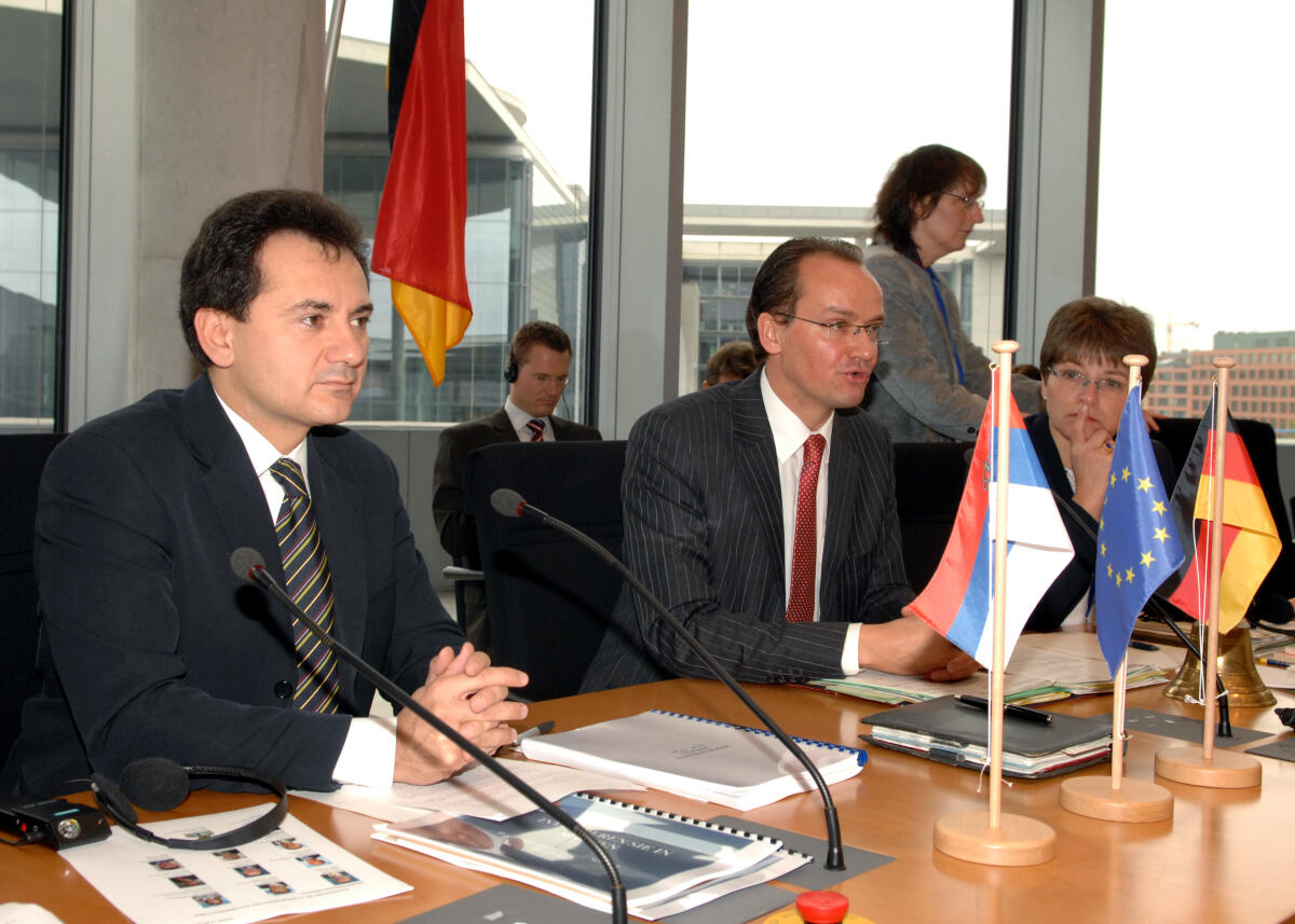 Gunther Krichbaum, CDU/CSU, (re.), Vorsitzender des Ausschusses für die Angelegenheiten der Europäischen Union im Deutschen Bundestag, und der Gast des Ausschusses , Bozidar Djelic, (li.), Vize-Premierminister der Republik Serbien, während einer Ausschusssitzung. Krichbaum, Gunther; Djelic, Bozidar Gunther Krichbaum, CDU/CSU, (re.), Vorsitzender des Ausschusses für die Angelegenheiten der Europäischen Union im Deutschen Bundestag, und der Gast des Ausschusses , Bozidar Djelic, (li.), Vize-Premierminister der Republik Serbien, während einer Ausschusssitzung.