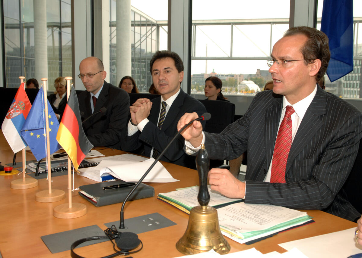 Gunther Krichbaum, CDU/CSU, (re.), Vorsitzender des Ausschusses für die Angelegenheiten der Europäischen Union im Deutschen Bundestag, und der Gast des Ausschusses , Bozidar Djelic, (mitte), Vize-Premierminister der Republik Serbien, während einer Ausschusssitzung. Links im Bild der Botschafter der Republik Serbien in Deutschland, Dr. Ognjen Pribicevic. Krichbaum, Gunther; Djelic, Bozidar; Pribicevic, Ognjen Gunther Krichbaum, CDU/CSU, (re.), Vorsitzender des Ausschusses für die Angelegenheiten der Europäischen Union im Deutschen Bundestag, und der Gast des Ausschusses , Bozidar Djelic, (mitte), Vize-Premierminister der Republik Serbien, während einer Ausschusssitzung. Links im Bild der Botschafter der Republik Serbien in Deutschland, Dr. Ognjen Pribicevic.