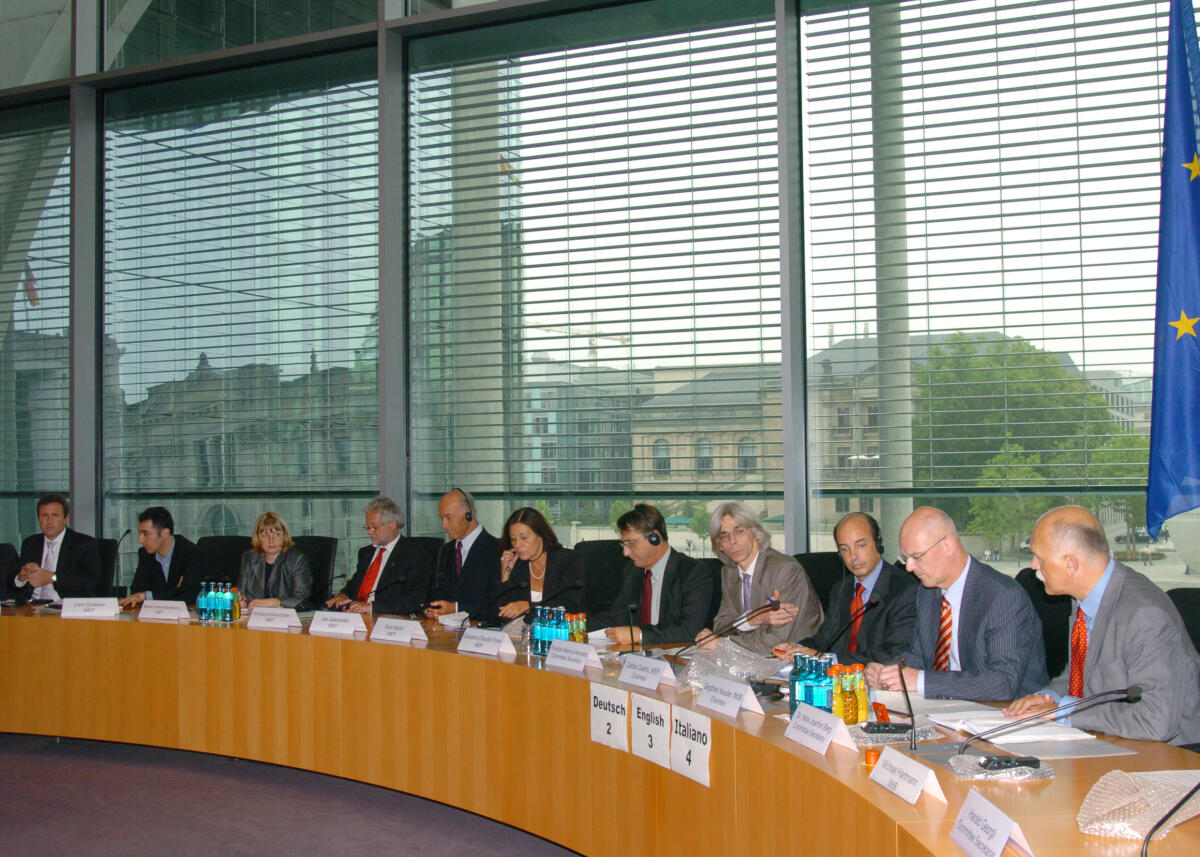 Kauder, Siegfried; Coelho, Carlos; Fava, Giovanni Claudio; Özdemir, Cem; Kaufmann, Yvonne; Nemoz-Hervens, Francois; Berg, Hans-Joachim; Kreissl-Dörfler, Wolfgang; Gawronski, Jas; Klamt, Ewa Der Vorsitzende des 1. Untersuchungsausschusses Siegfried Kauder, CDU/CSU empfängt eine Delegation des Nichtselbständigen Ausschusses des  Europäischen Parlament, unter Leitung des Vorsitzenden Carlos Coelho, den Berichterstatter des EP-Ausschusses, Giovanni Fava und weitere Mitglieder.; Von links nach rechts:; Cem Özdemir, MdEP, Sylvia Yvonne Kaufmann, MdEP, Wolfgang Kreissl-Dörfler, MdEP, Jas Gawronski, MdEP,  Eva Klamt, MdEP, Giovanni Claudio Fava, MdEP, Berichterstatter des EP-Ausschusses,  Francois Nemoz-Hervens, Sekretariatsleiter des EP-Ausschusses,  Carlos Coelho, Vorsitzender des EP-Ausschusses,  Siegfried Kauder, CDU/CSU, MdB, Vorsitzender des 1. UA,  Dr. Hans-Joachim Berg, Sekretariatsleiter 1. UA.